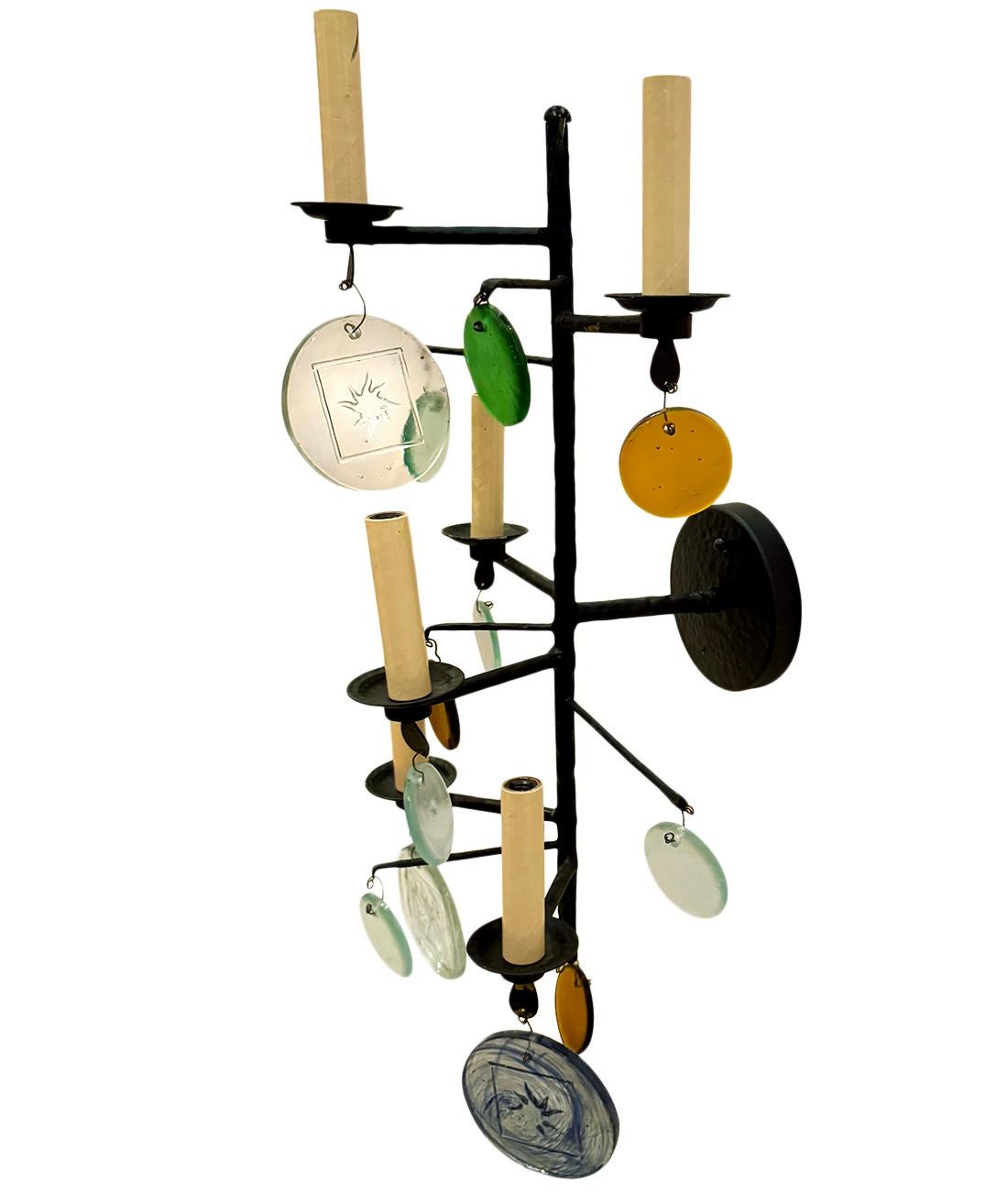 Coppia di appliques svedesi in ferro battuto con vetro modellato, 6 luci a candelabro.

Misure:
Altezza 26,5
Larghezza 12