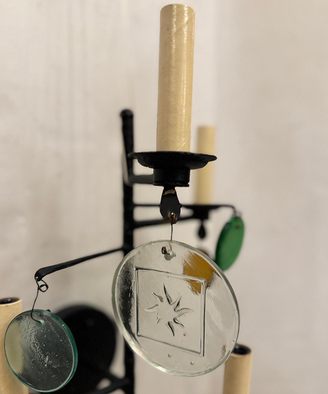 Svedese Coppia di applique in ferro martellato con vetro modellato in vendita
