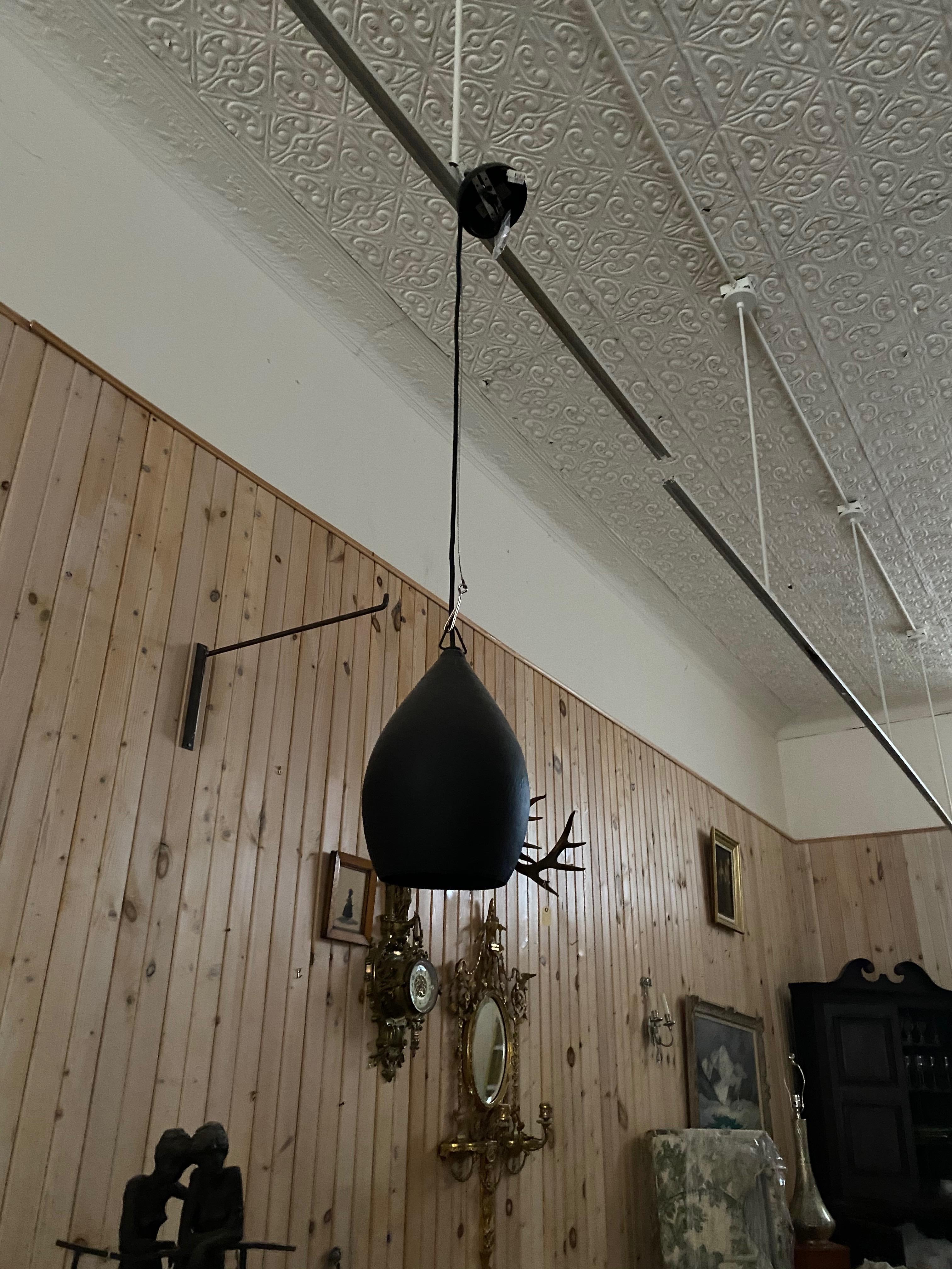 Americano Coppia di lampade a sospensione in metallo martellato in vendita