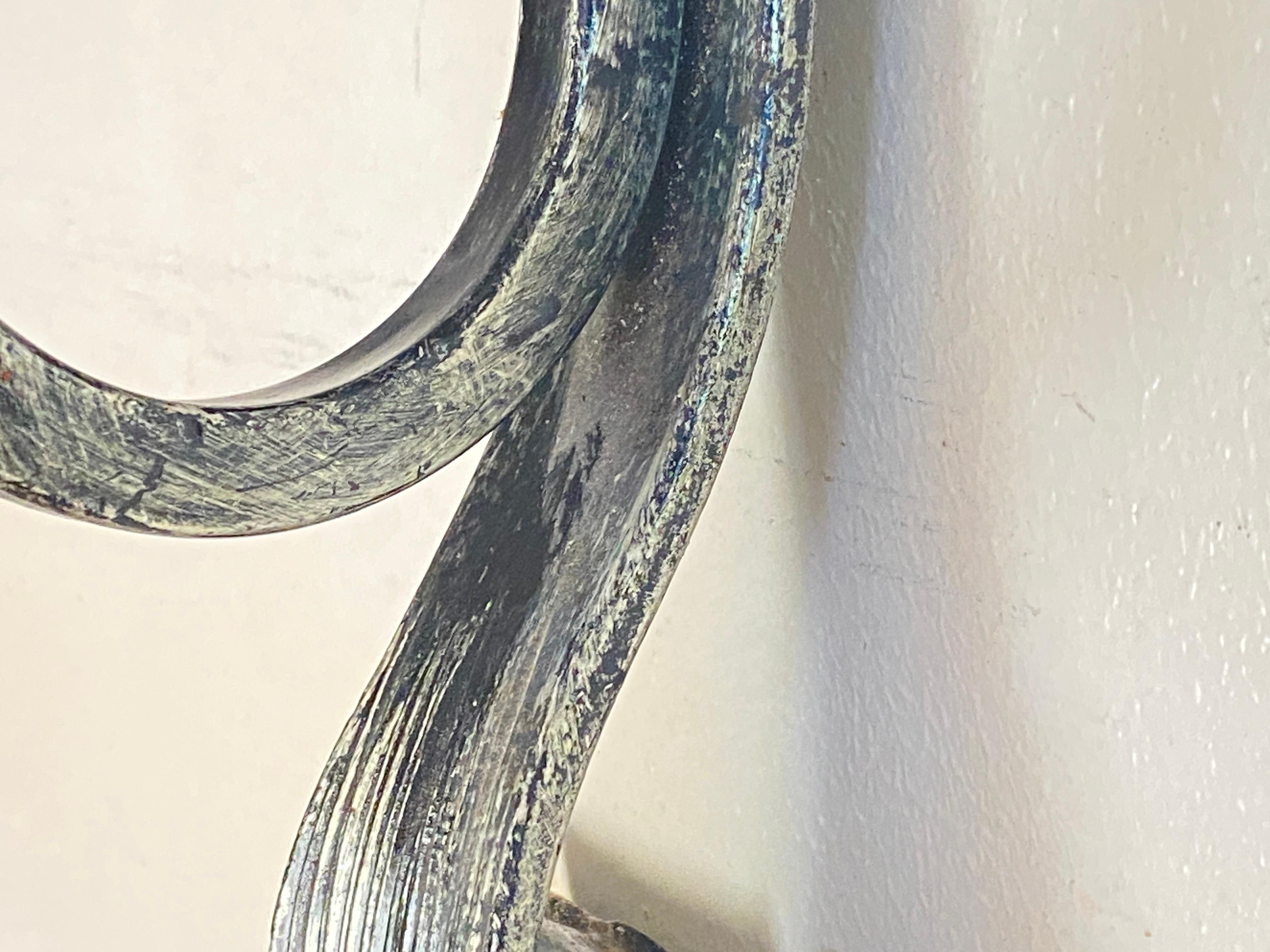 Ferro battuto Coppia di castelli francesi in ferro battuto martellato  Applique Colore Argento 20° Secolo in vendita