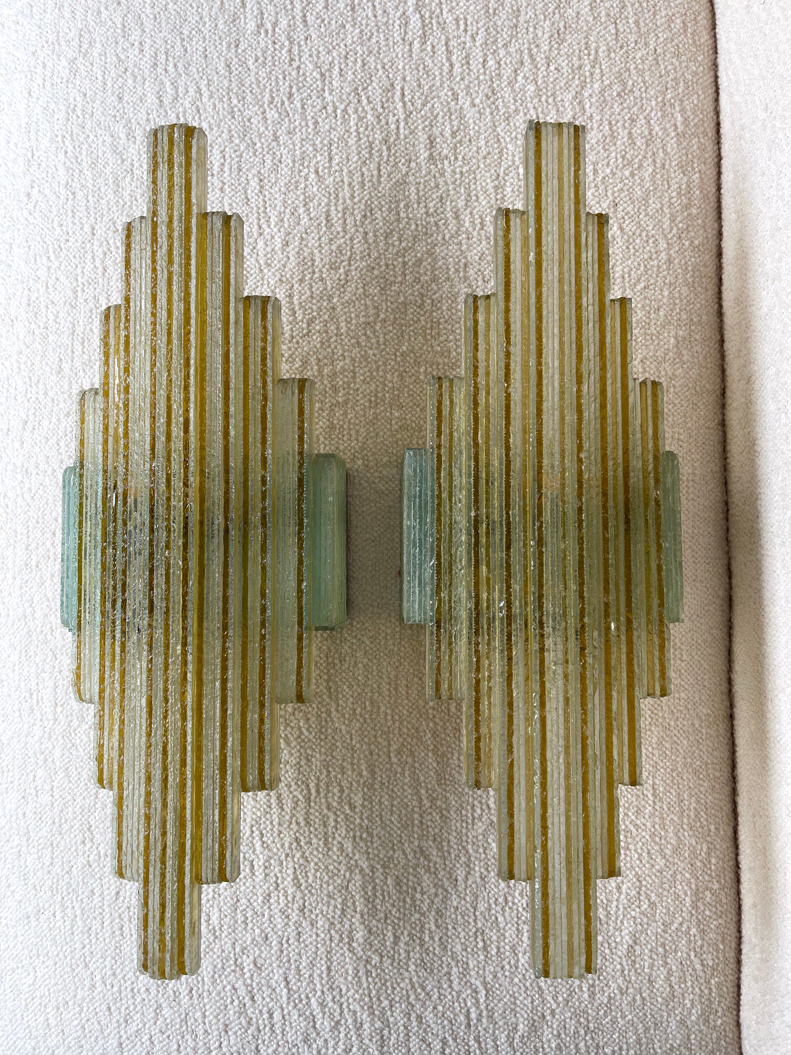 Mid-Century Modern pair of wall lamps lights sconces in yellow and clear hammered glass by the italian design manufacture Poliarte in Verona in a Brutalist style, the concurrent of Longobard and Biancardi Jordan Arte during the 1970s. Famous design