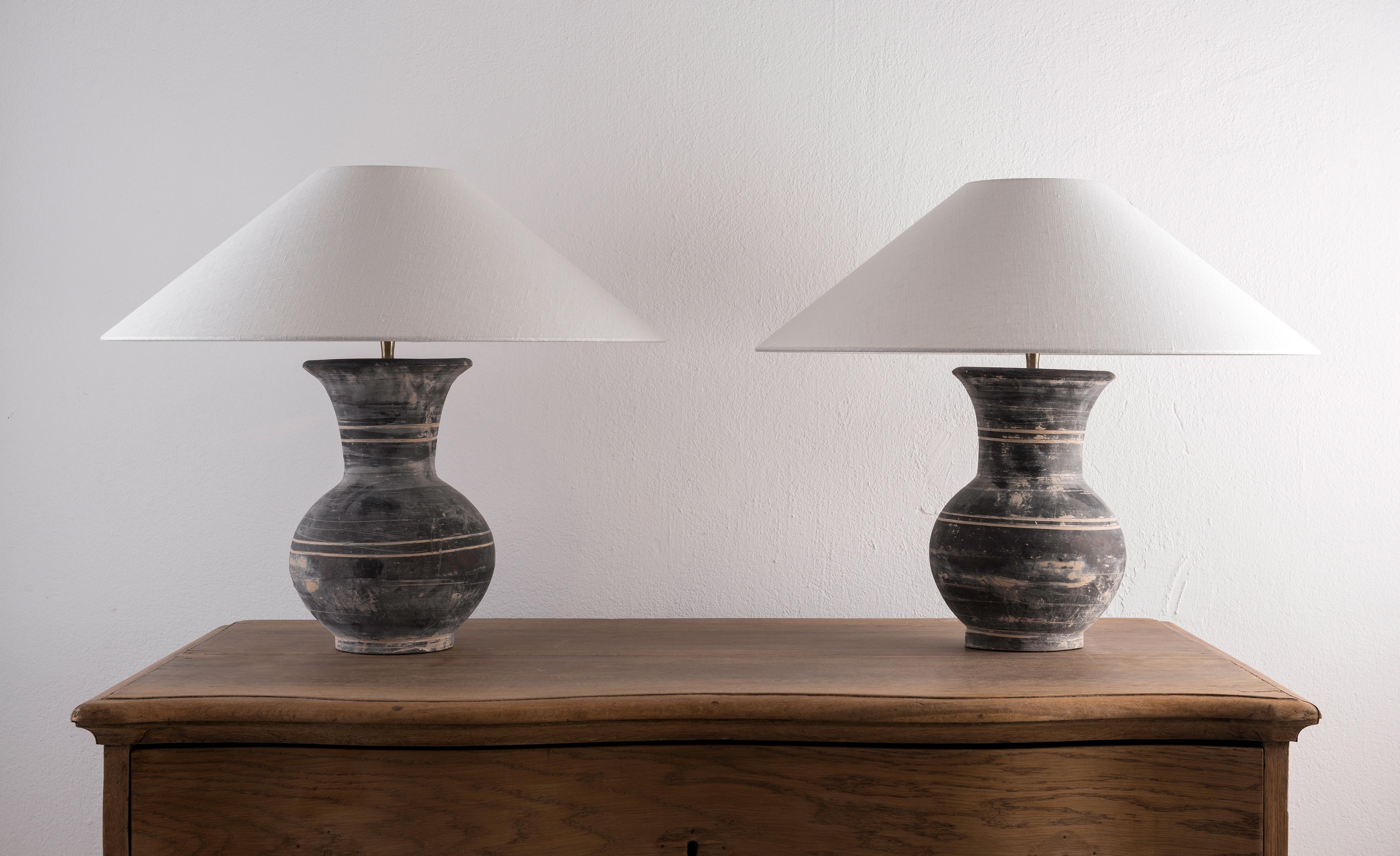 Pair of Han Style Lamp with Handmade Belgian Linen Shades In Good Condition For Sale In Jesteburg, DE