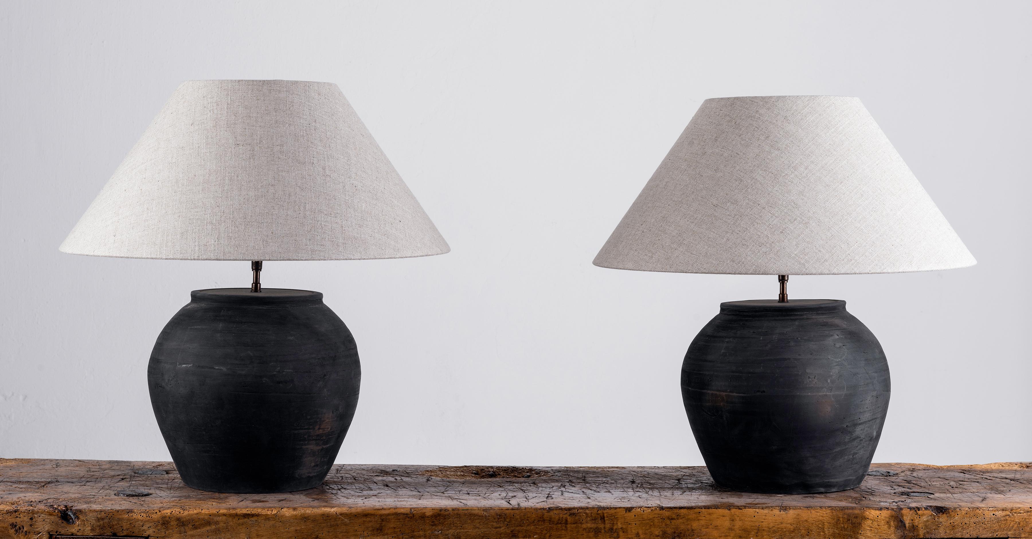 Une belle paire de vases non émaillés de style dynastie Han, d'une forme très élégante.
Monté comme une lampe - US WIRED. Monture de haute qualité avec une articulation réglable en laiton. 
Le vase est originaire de Zhejiang, en Chine, la monture et