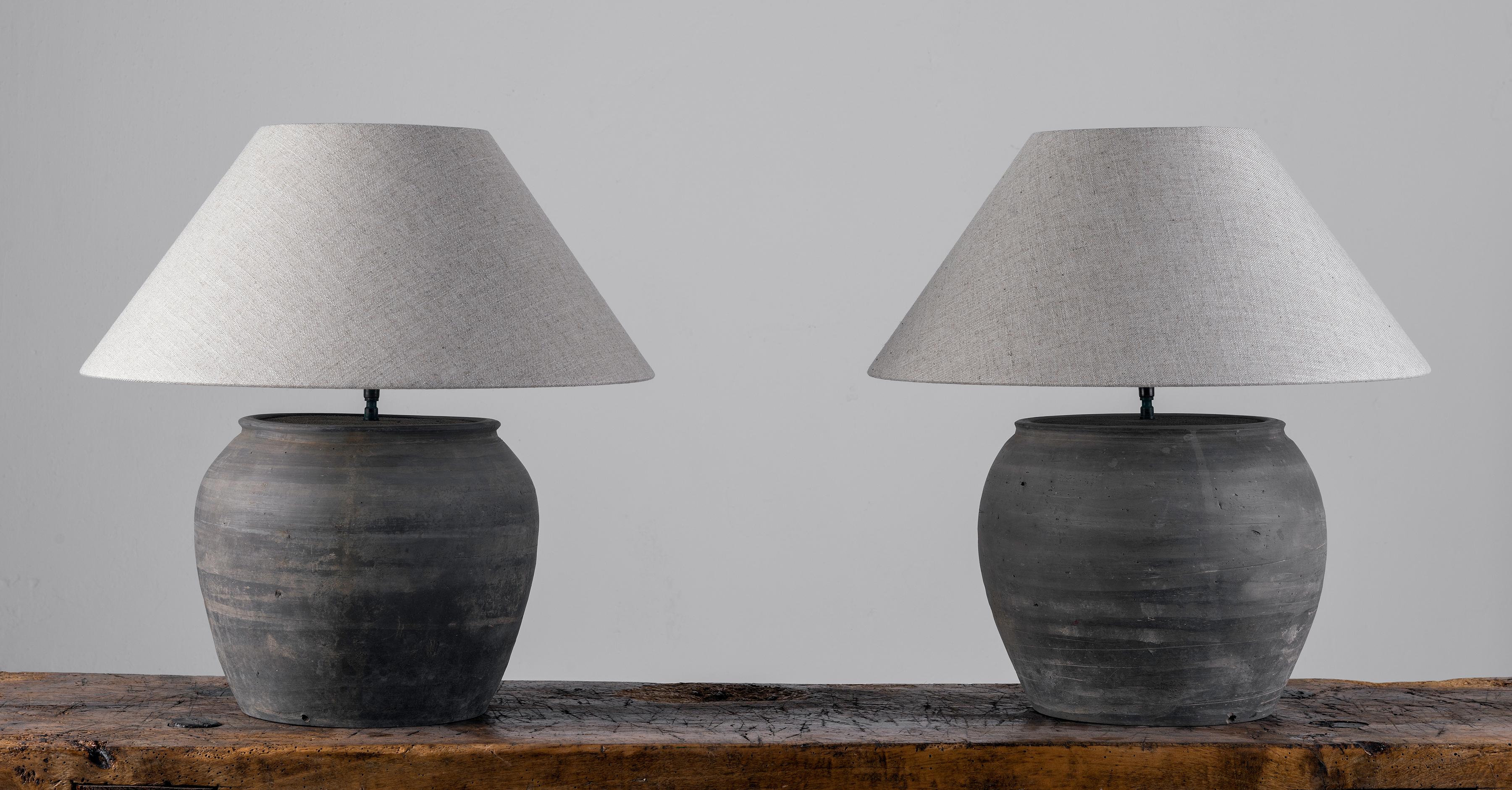Une belle paire de vases non émaillés de style dynastie Han, d'une forme très élégante.
Monté comme une lampe - US WIRED. Monture de haute qualité avec une articulation réglable en laiton. 
Le vase est originaire de Zhejiang, en Chine, la monture et