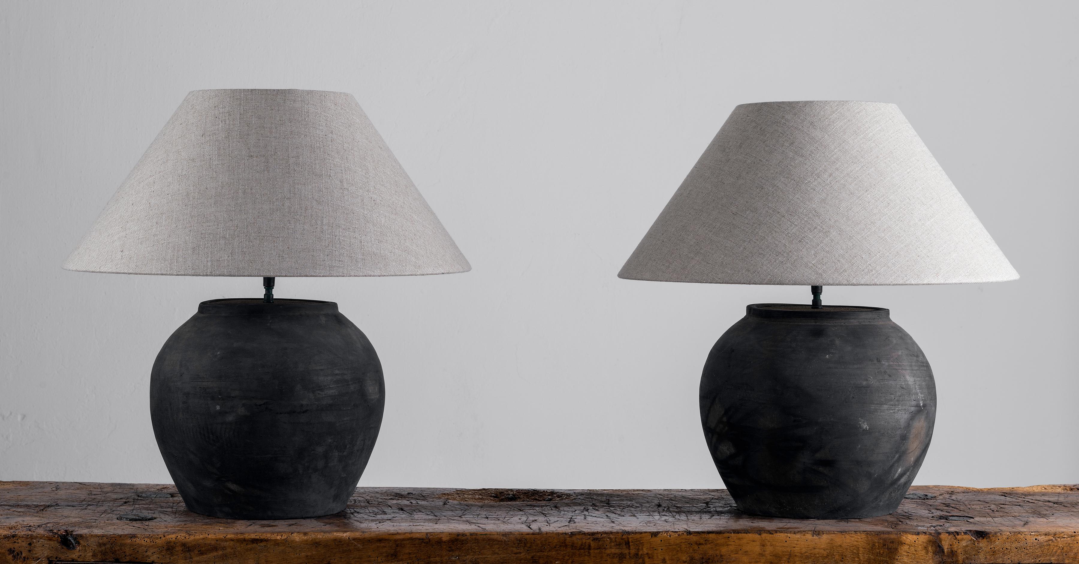 Preciosa pareja de jarrones sin esmaltar de estilo dinastía Han de forma muy elegante.
Previsiblemente montado como lámpara - US WIRED. Soporte de alta calidad con articulación pivotante ajustable de latón. 
El jarrón es de Zhejiang, China, la