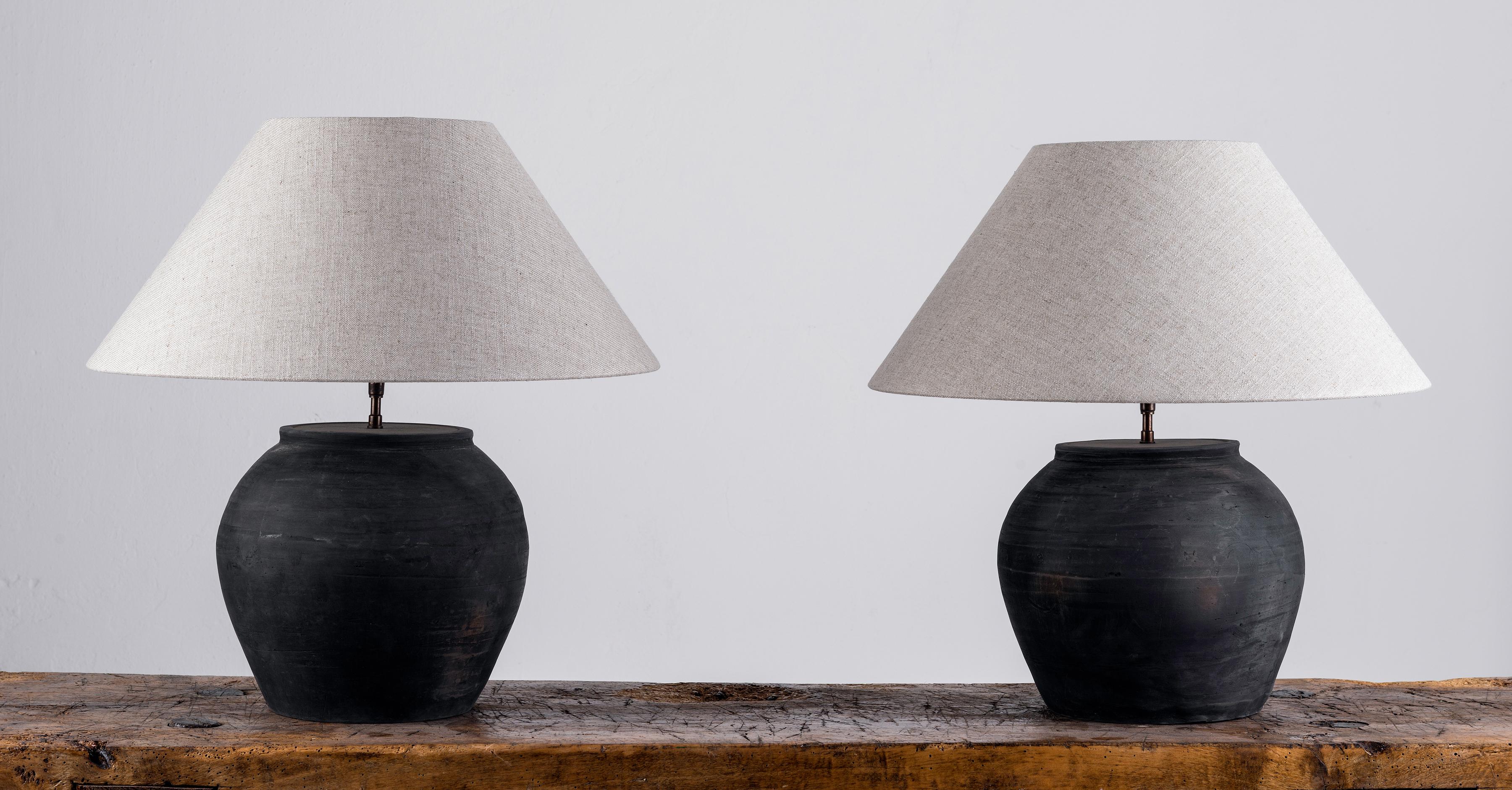 Han Paire de lampes de style HAN avec abat-jour en lin belge en vente