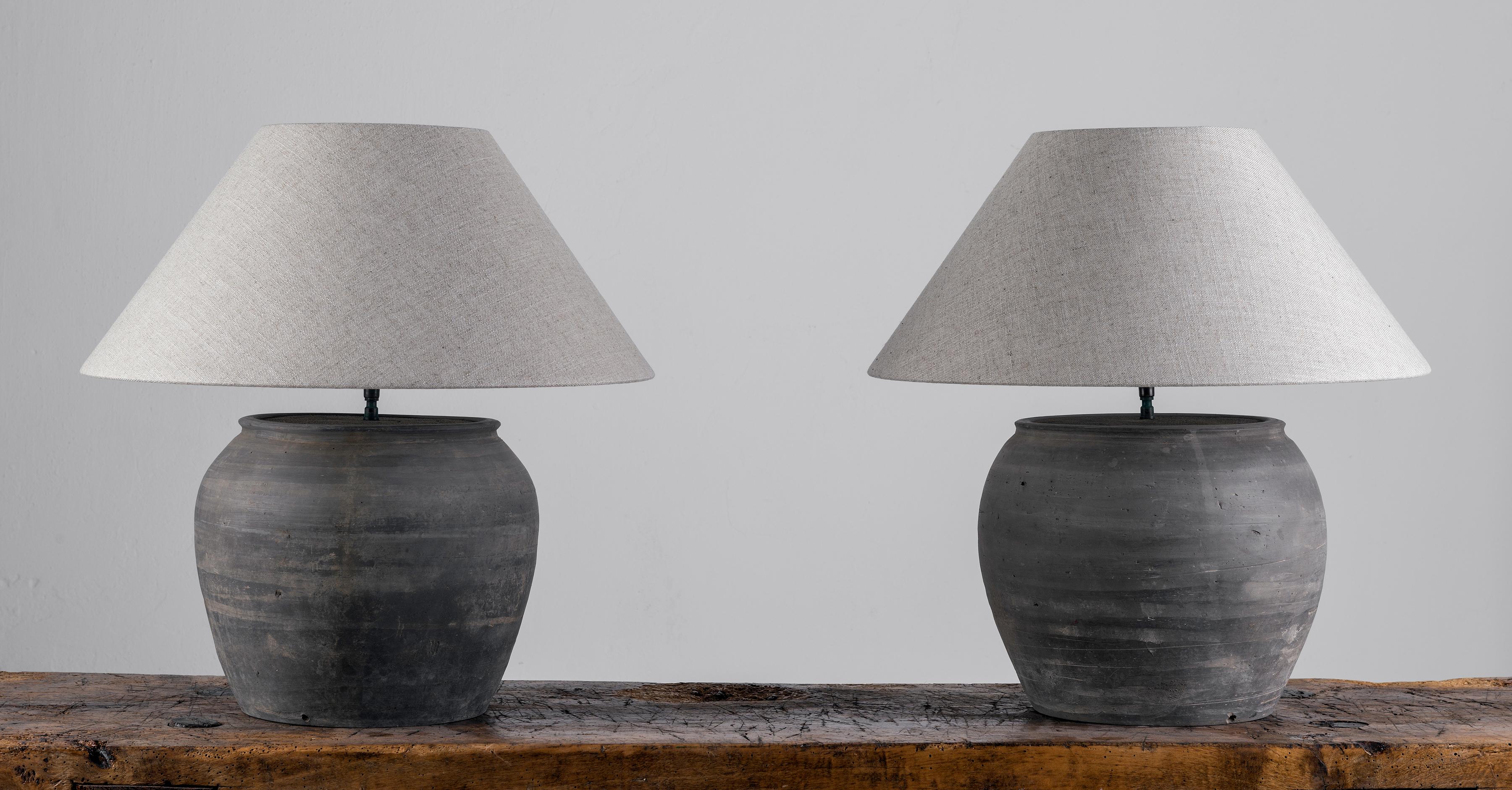 Han Paire de lampes de style HAN avec abat-jour en lin belge en vente