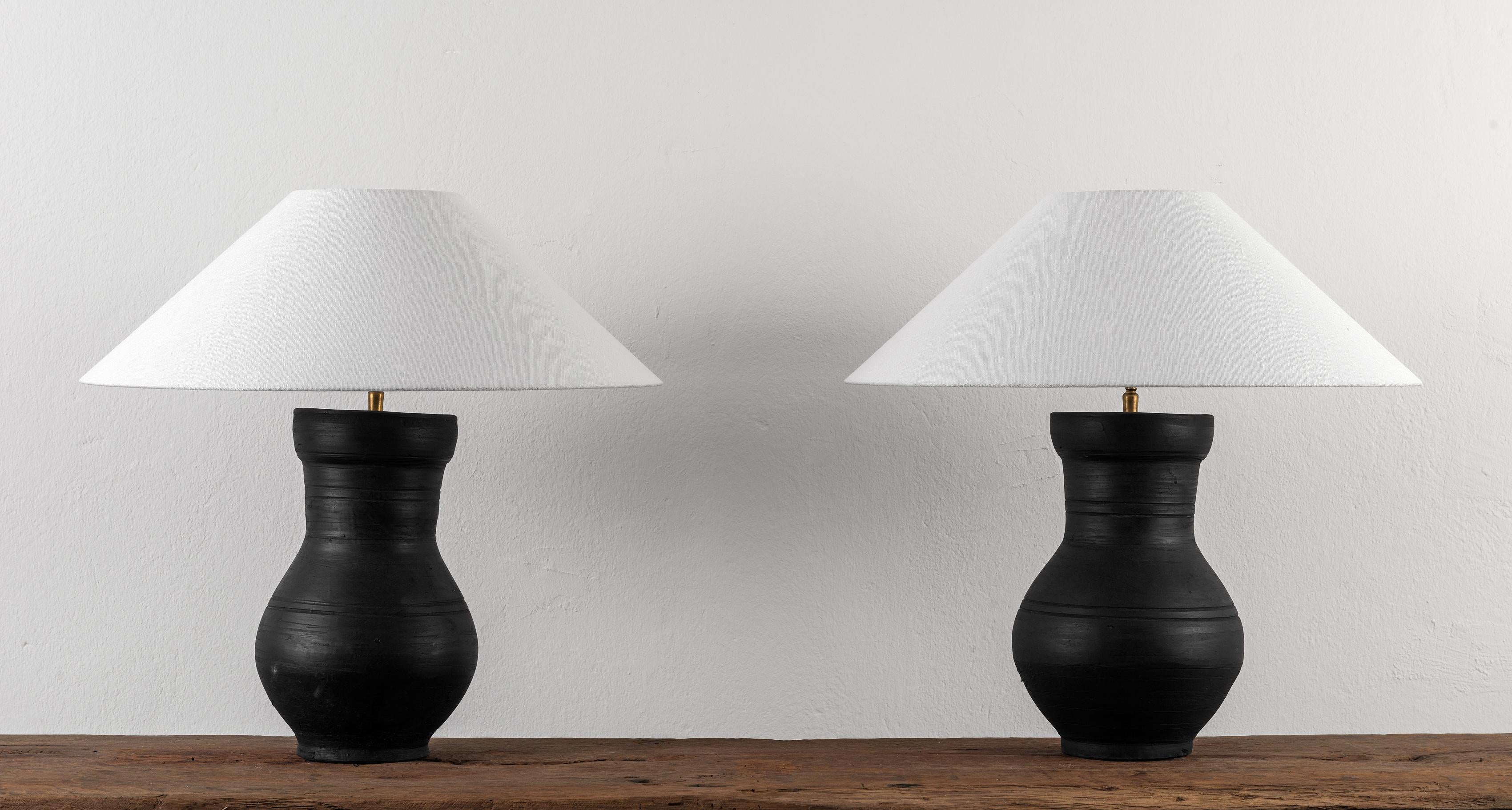 Une belle paire de vases non émaillés de style dynastie Han, d'une forme très élégante.
Monté comme une lampe. Monture de haute qualité avec une articulation réglable en laiton. Abat-jour fabriqué à la main en Belgique.
Le vase est originaire de