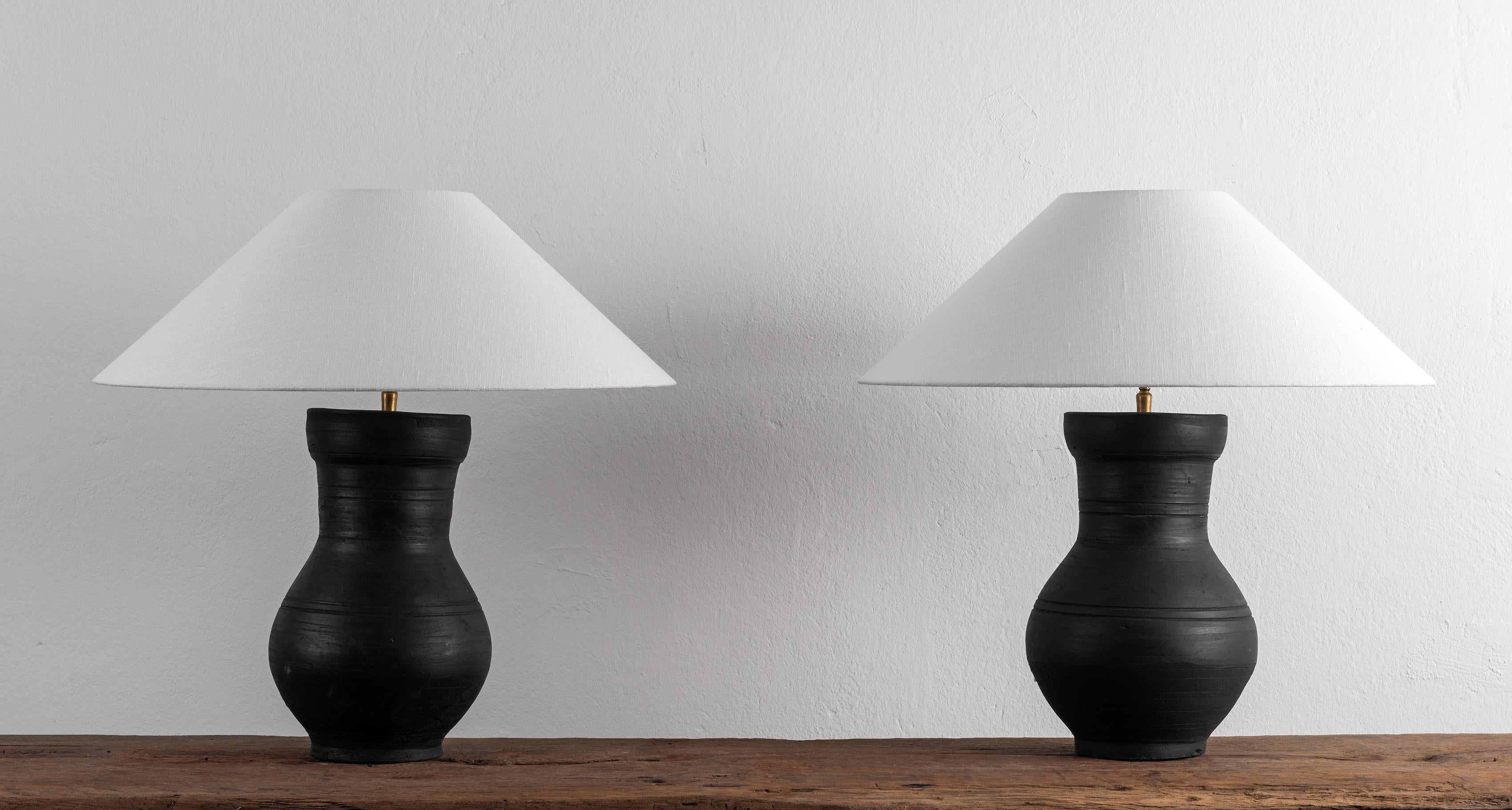 Han Paire de lampes de style HAN avec abat-jour en lin belge faits à la main en vente