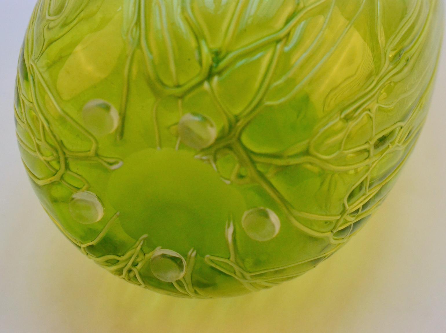 Paire de vases en verre soufflé à la main de couleur vert acide veiné en vente 6