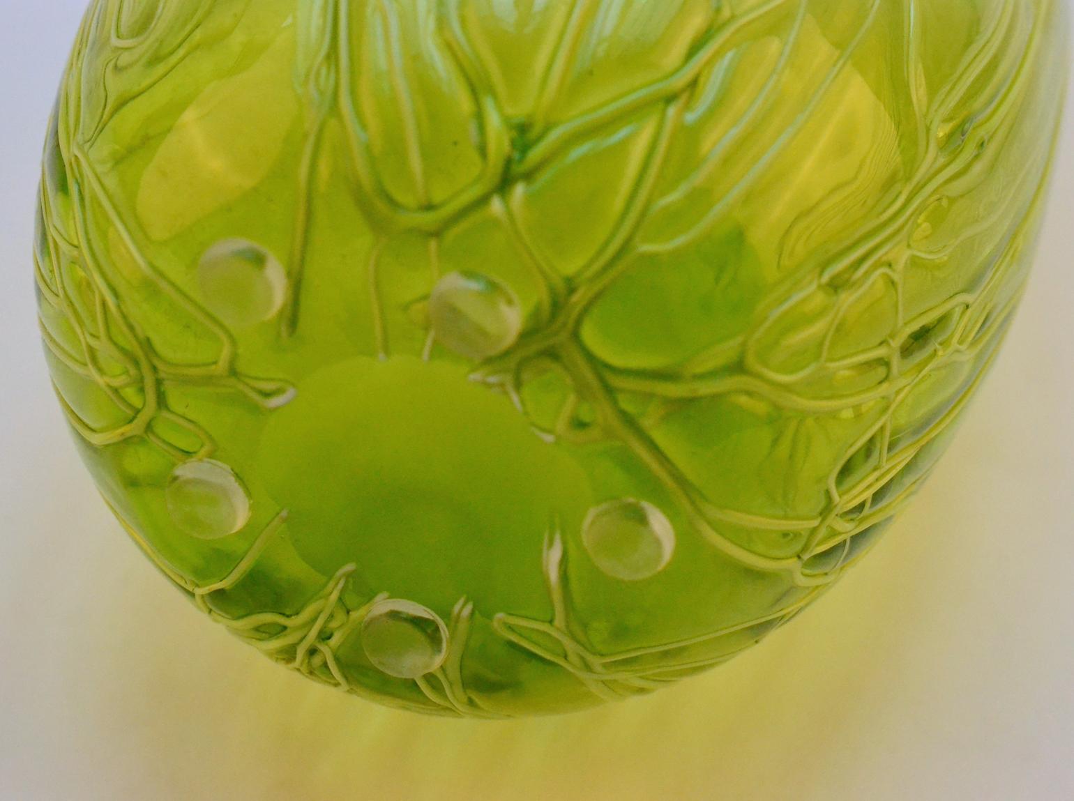 Paire de vases en verre soufflé à la main, texture veinée vert pomme en vente 6