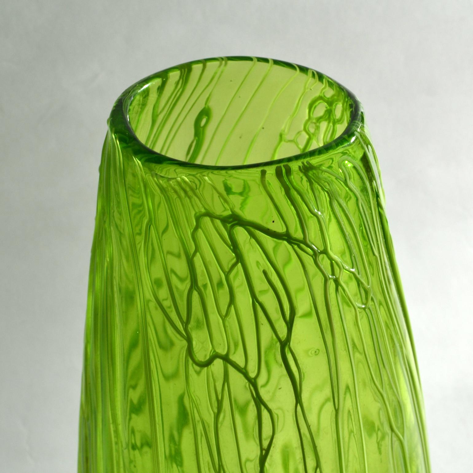 Paire de vases en verre soufflé à la main, texture veinée vert pomme en vente 10