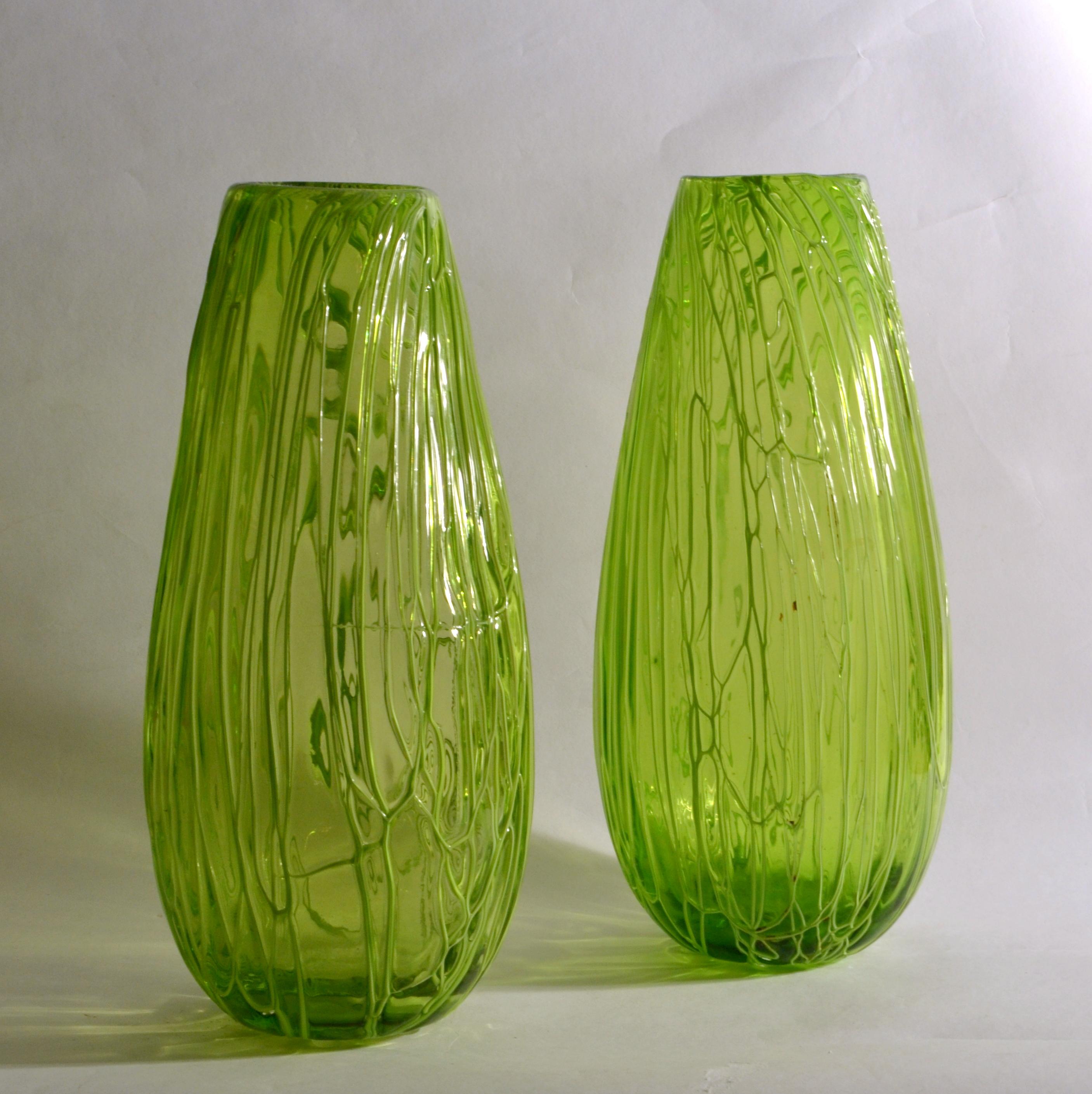 Paire de vases en verre soufflé à la main, texture veinée vert pomme Excellent état - En vente à London, GB
