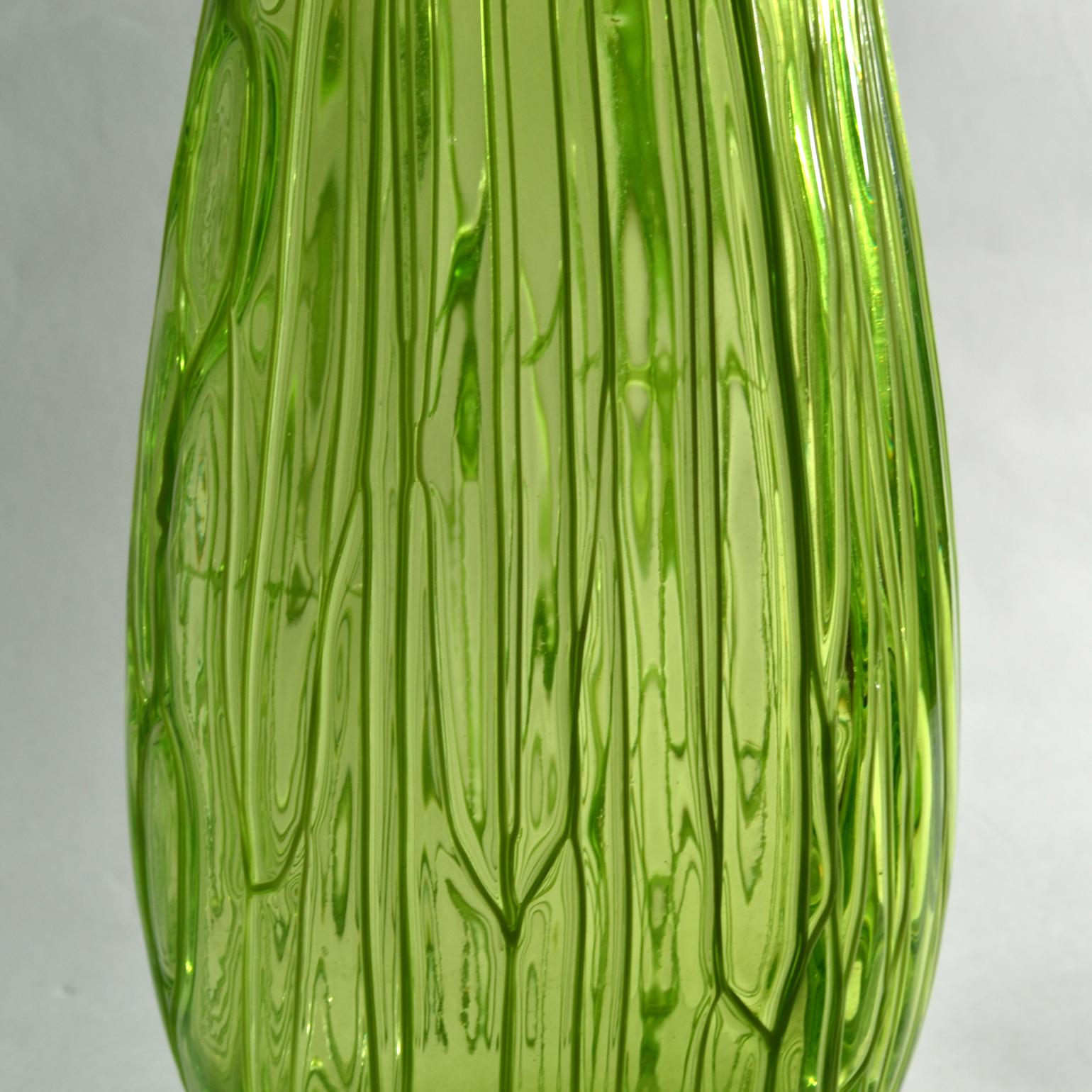Verre d'art Paire de vases en verre soufflé à la main, texture veinée vert pomme en vente