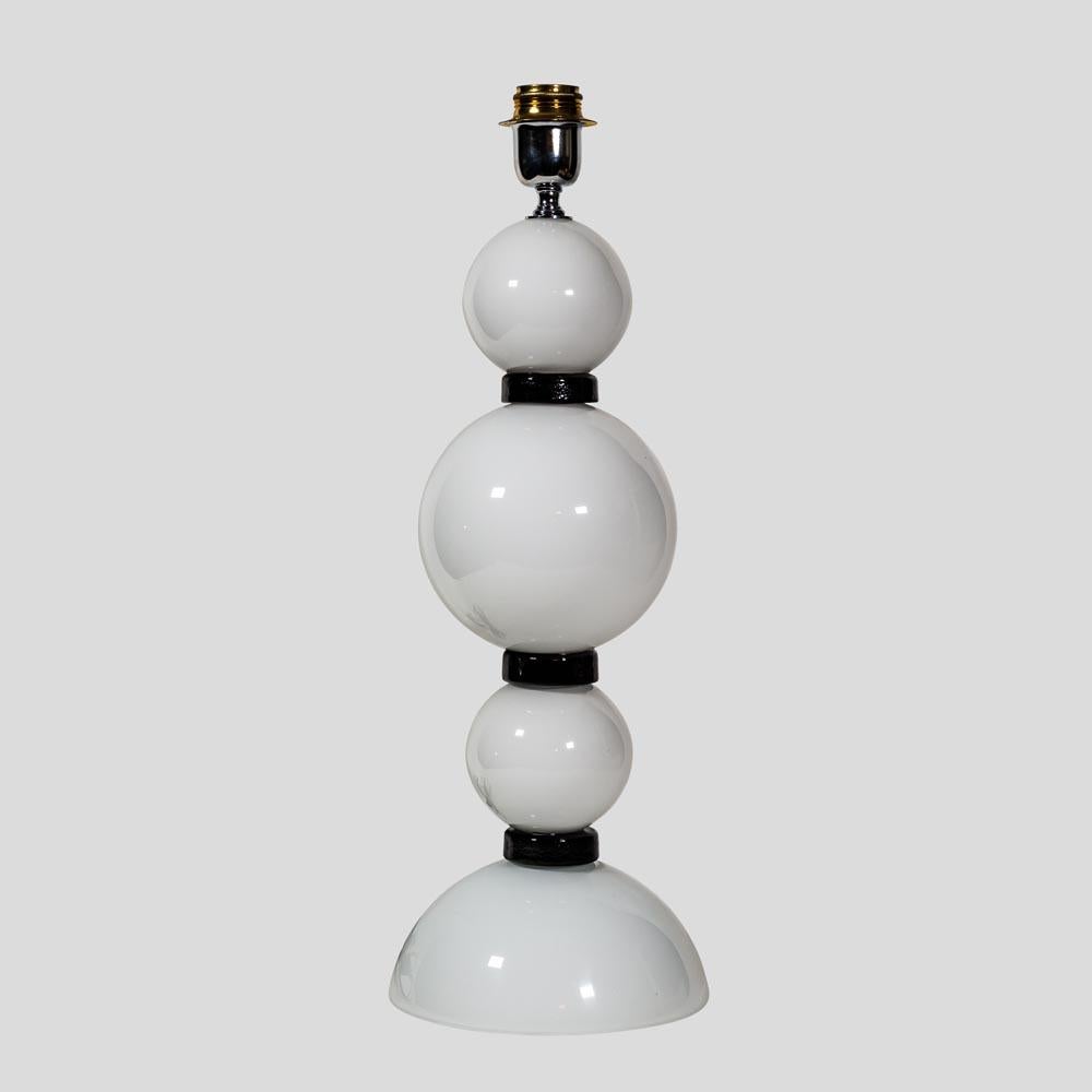 A wonderful pair of table lamps, Italian design made in Murano, . Blown black and white glass. Three spheres on a semi spherical base. Signed on the base by the artist Alberto Dona.