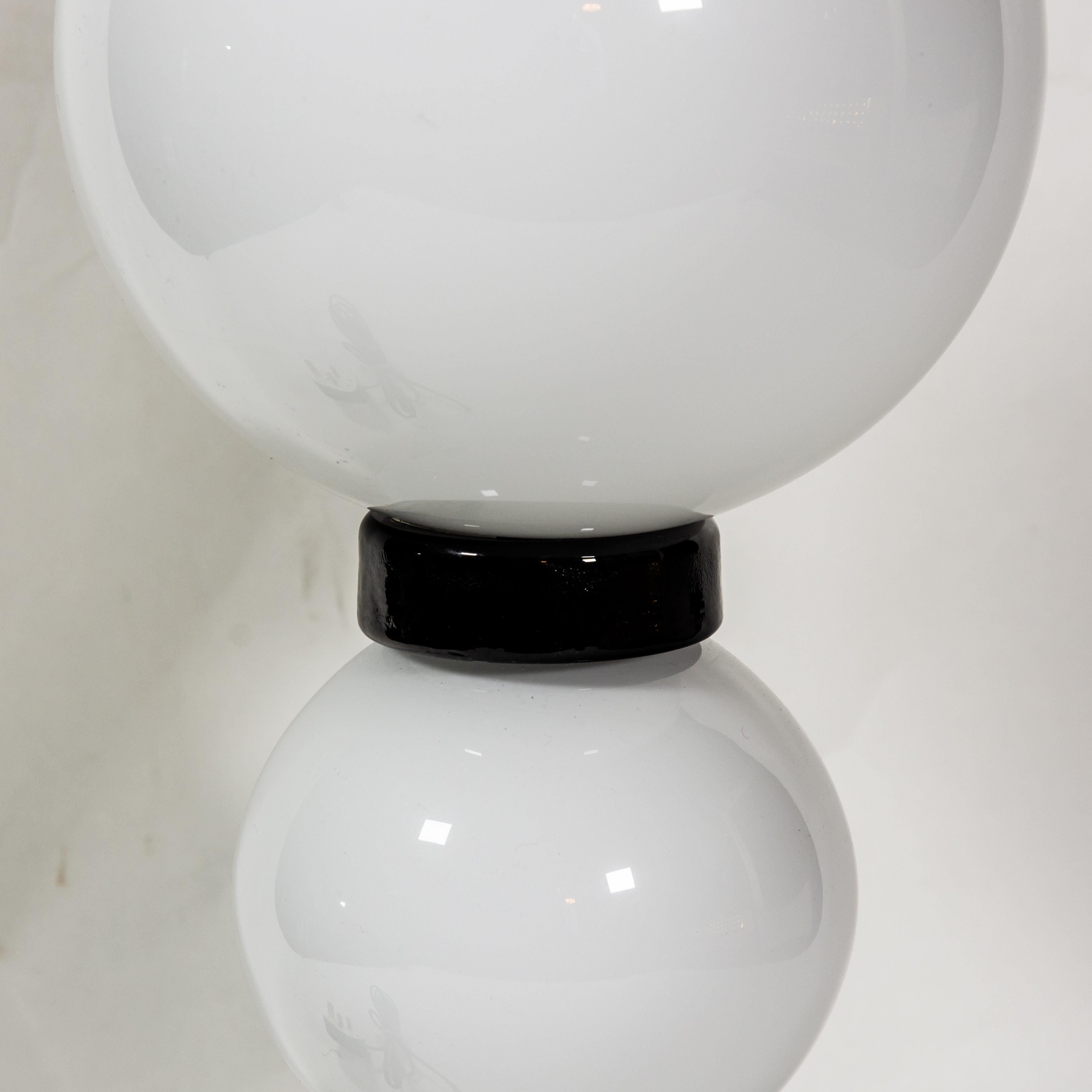 Pareja de lámparas de mesa de vidrio soplado blanco y negro de Alberto Dona en venta 1