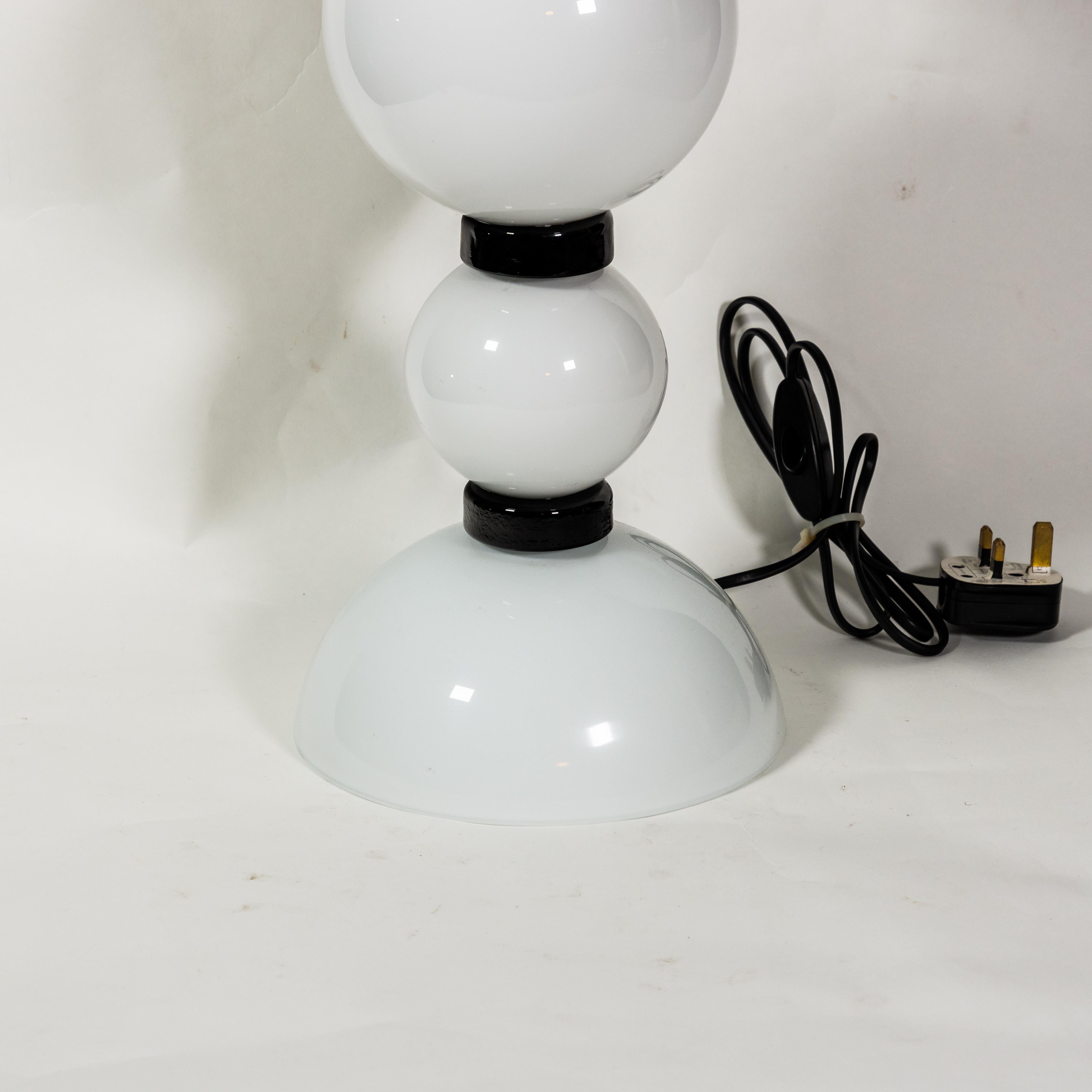 Pareja de lámparas de mesa de vidrio soplado blanco y negro de Alberto Dona en venta 2