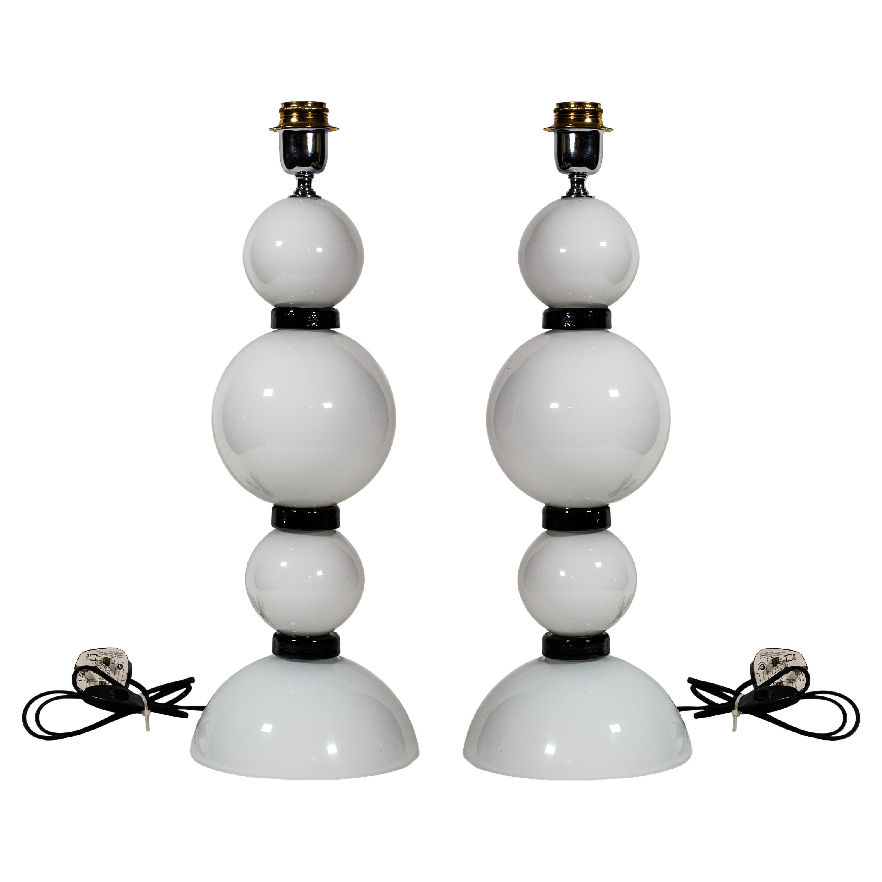 Paire de lampes de bureau en verre soufflé à la main blanche et noire d
Alberto Dona