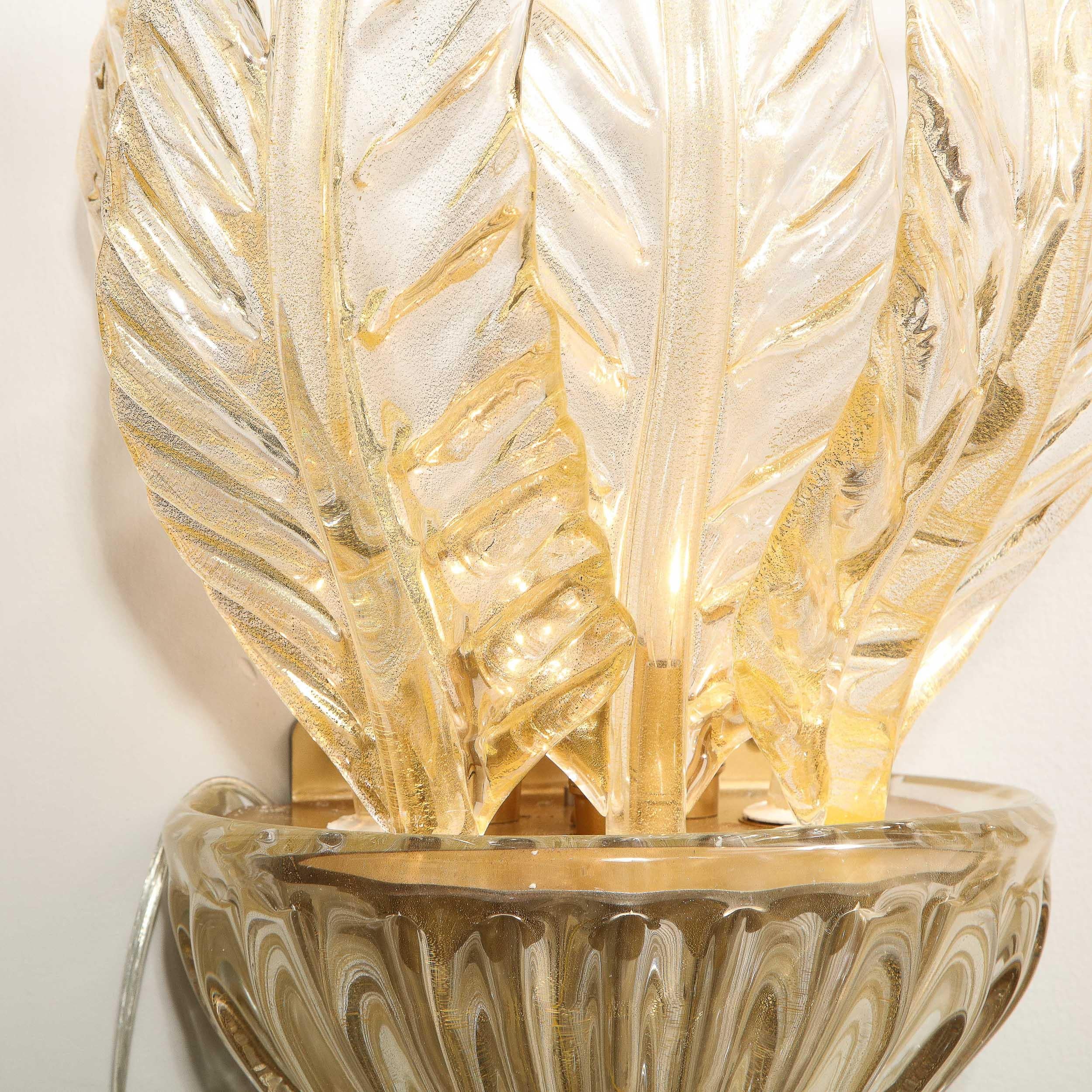 Pair of Hand-Blown Modernist Murano Foglia D'oro Glass Leaf Form Sconces In Excellent Condition In New York, NY