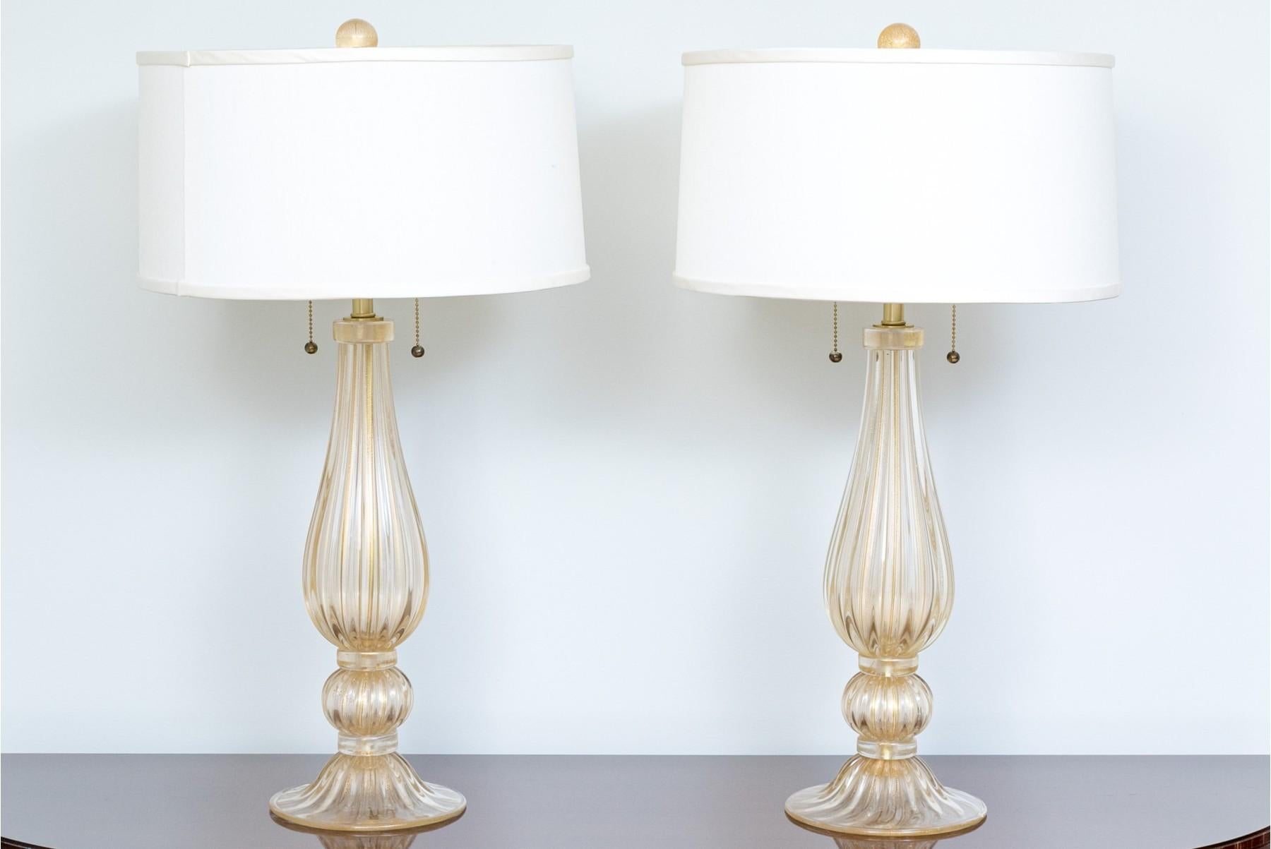 italien Paire de lampes de bureau modernistes en verre de Murano soufflé à la main Mèches d'or en vente