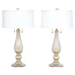 Pareja de lámparas de sobremesa modernistas de cristal de Murano soplado a mano, c. Motas de oro