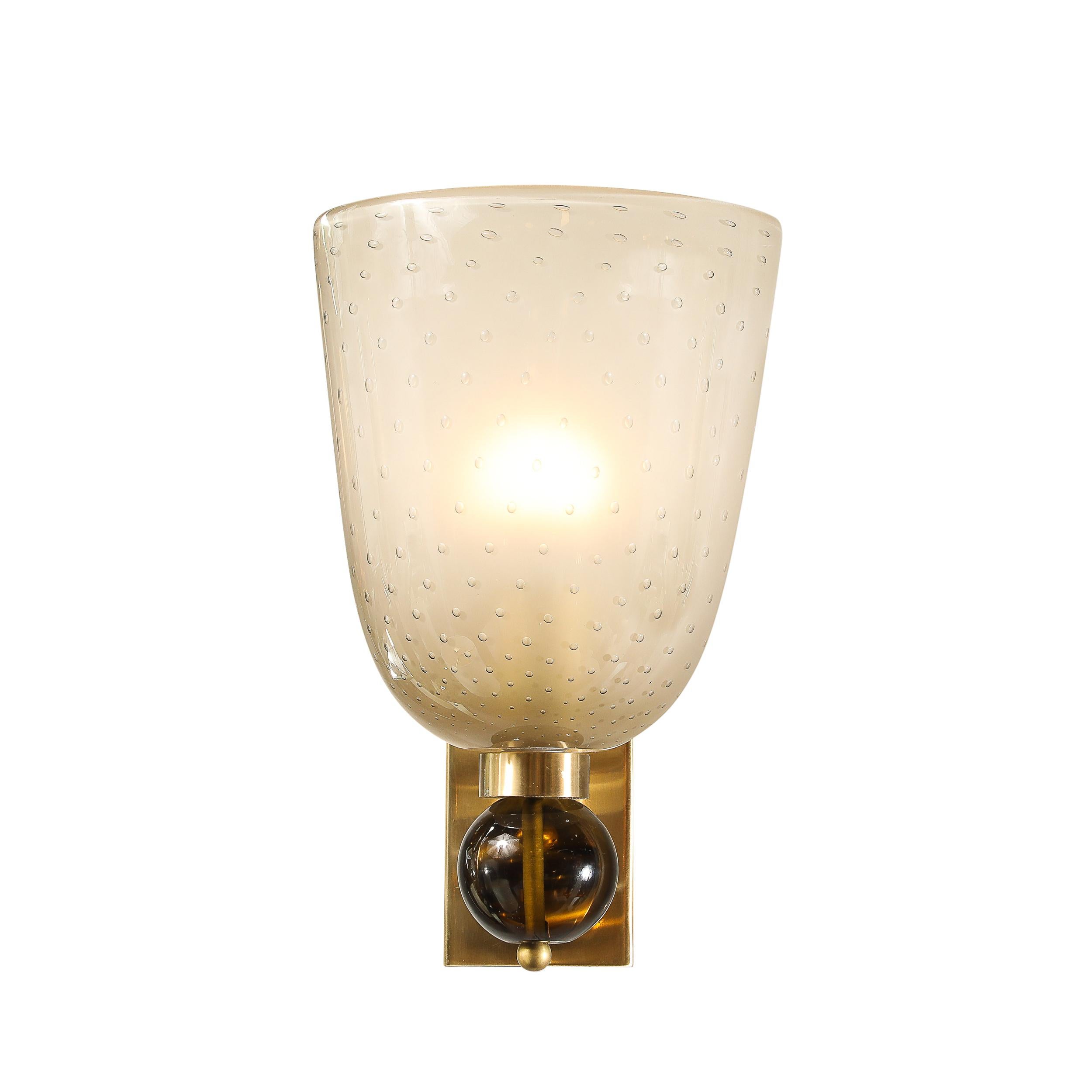 Cette étonnante paire d'appliques en verre de Murano soufflé à la main incarne l'art et l'innovation qui font la renommée de la verrerie de Murano. Chaque applique présente une interaction unique de matériaux et d'éléments de conception, combinant
