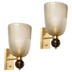 Paar mundgeblasene Murano Milchglas-Leuchter mit Murine & Orbital Drop Details