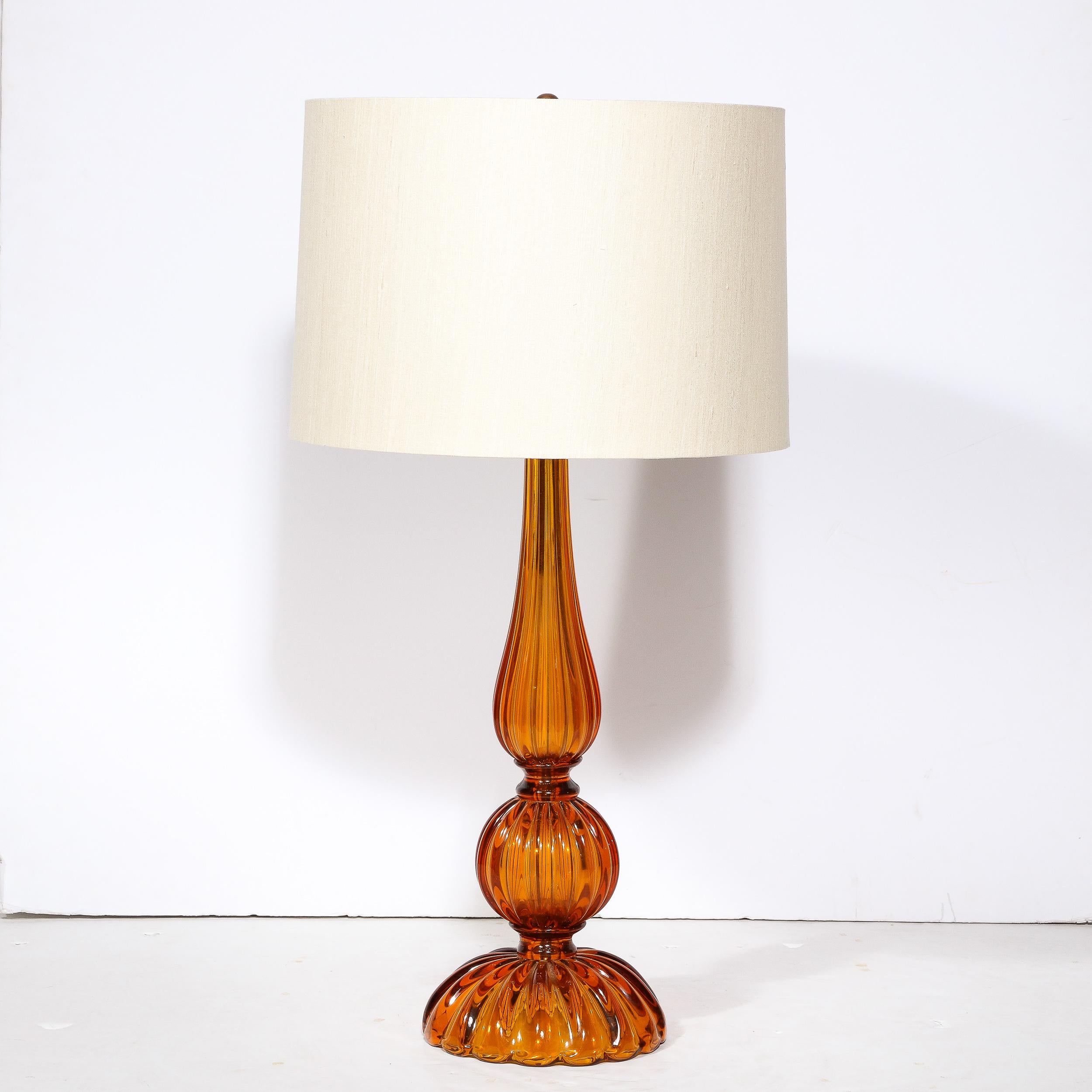 Moderne Paire de lampes de bureau en verre de Murano soufflé à la main en ambre fumé  en vente
