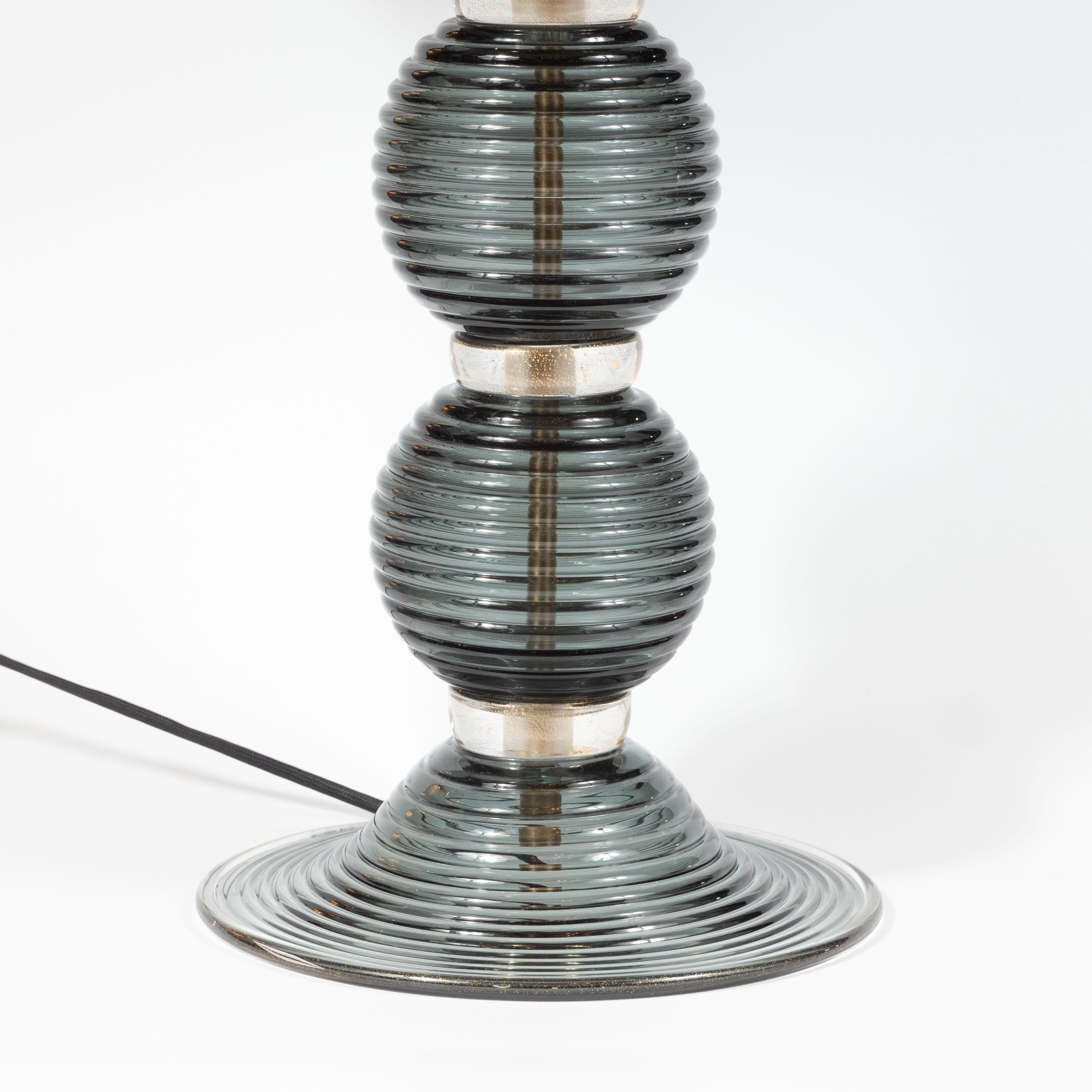 Moderne Paire de lampes de table en verre fumé soufflé à la main de Murano:: côtelées &:: avec raccords en laiton en vente