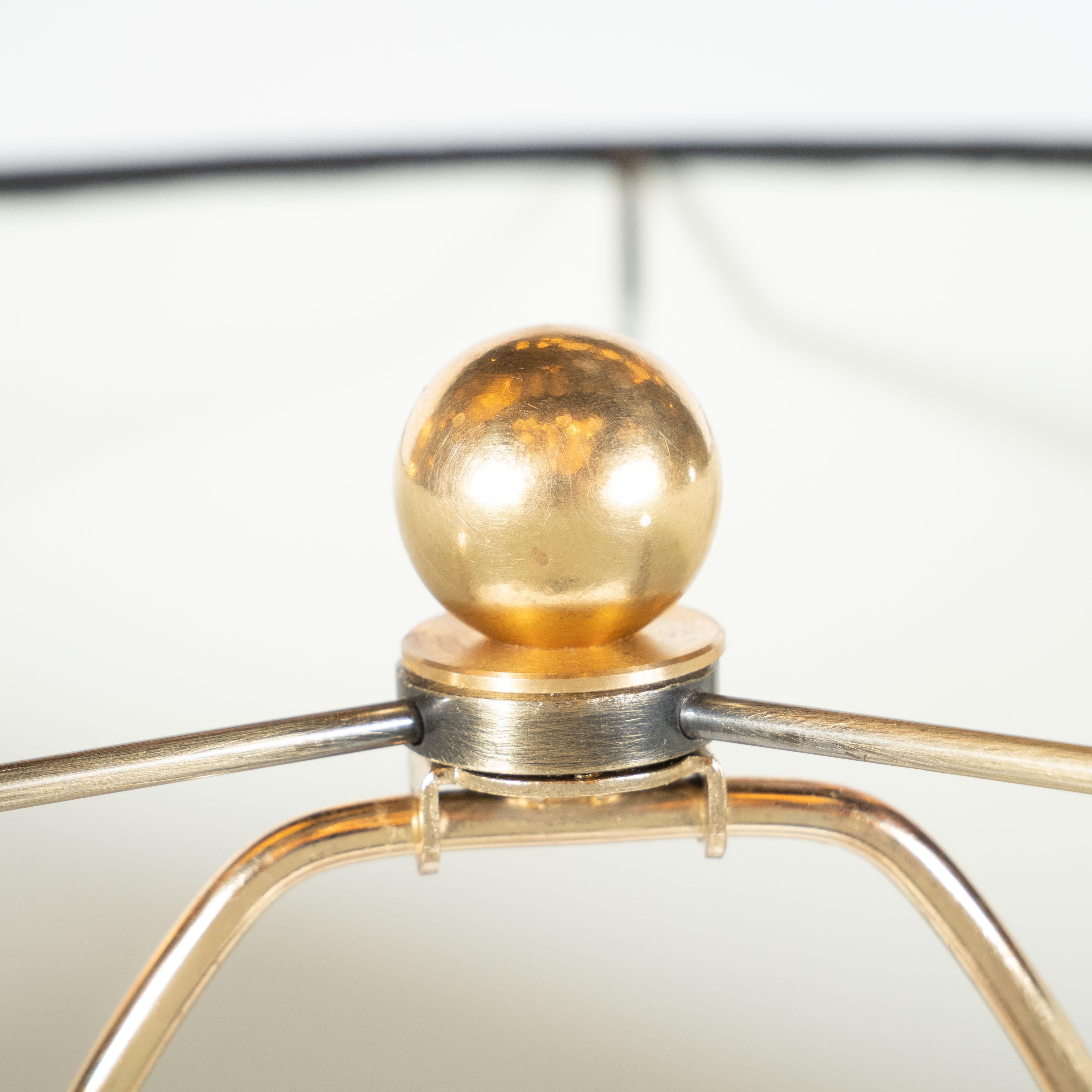 XXIe siècle et contemporain Paire de lampes de table en verre fumé soufflé à la main de Murano:: côtelées &:: avec raccords en laiton en vente