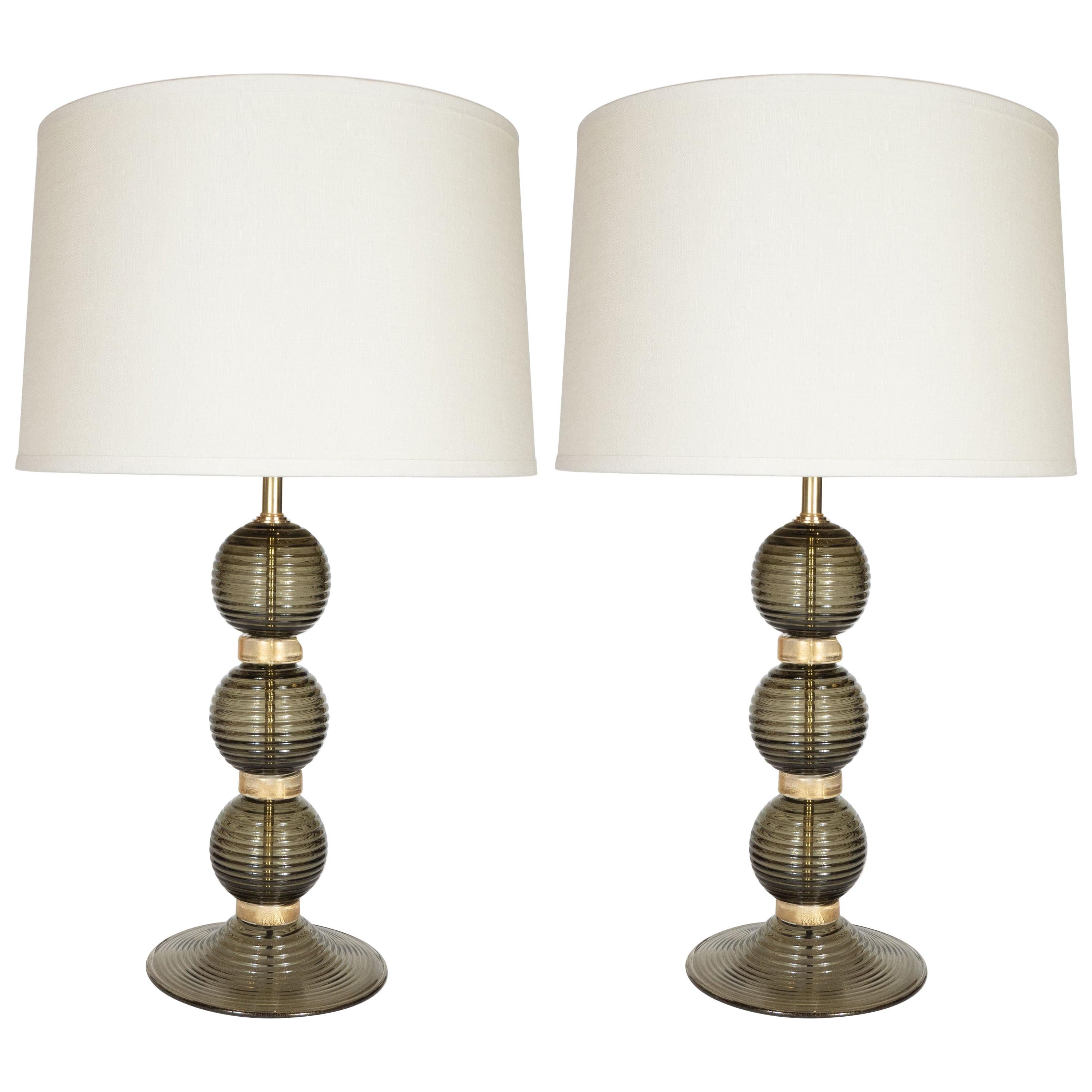Paar mundgeblasene Murano-Lampen in Rauchmoss-Farbe mit 24-Karat-Goldbändern
