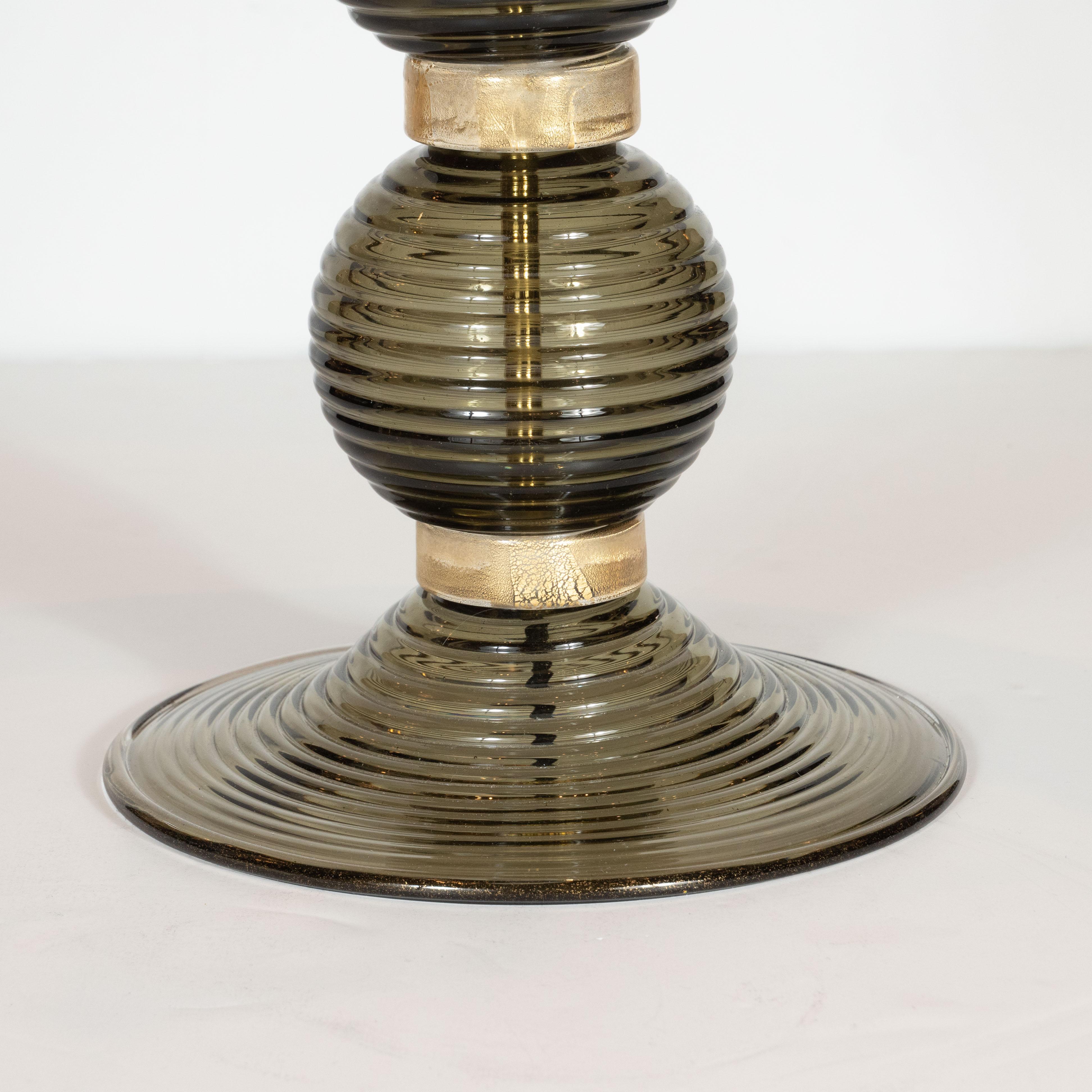 XXIe siècle et contemporain Paire de lampes de Murano soufflées à la main, de couleur mousse fumée, avec des bandes en or 24 carats en vente