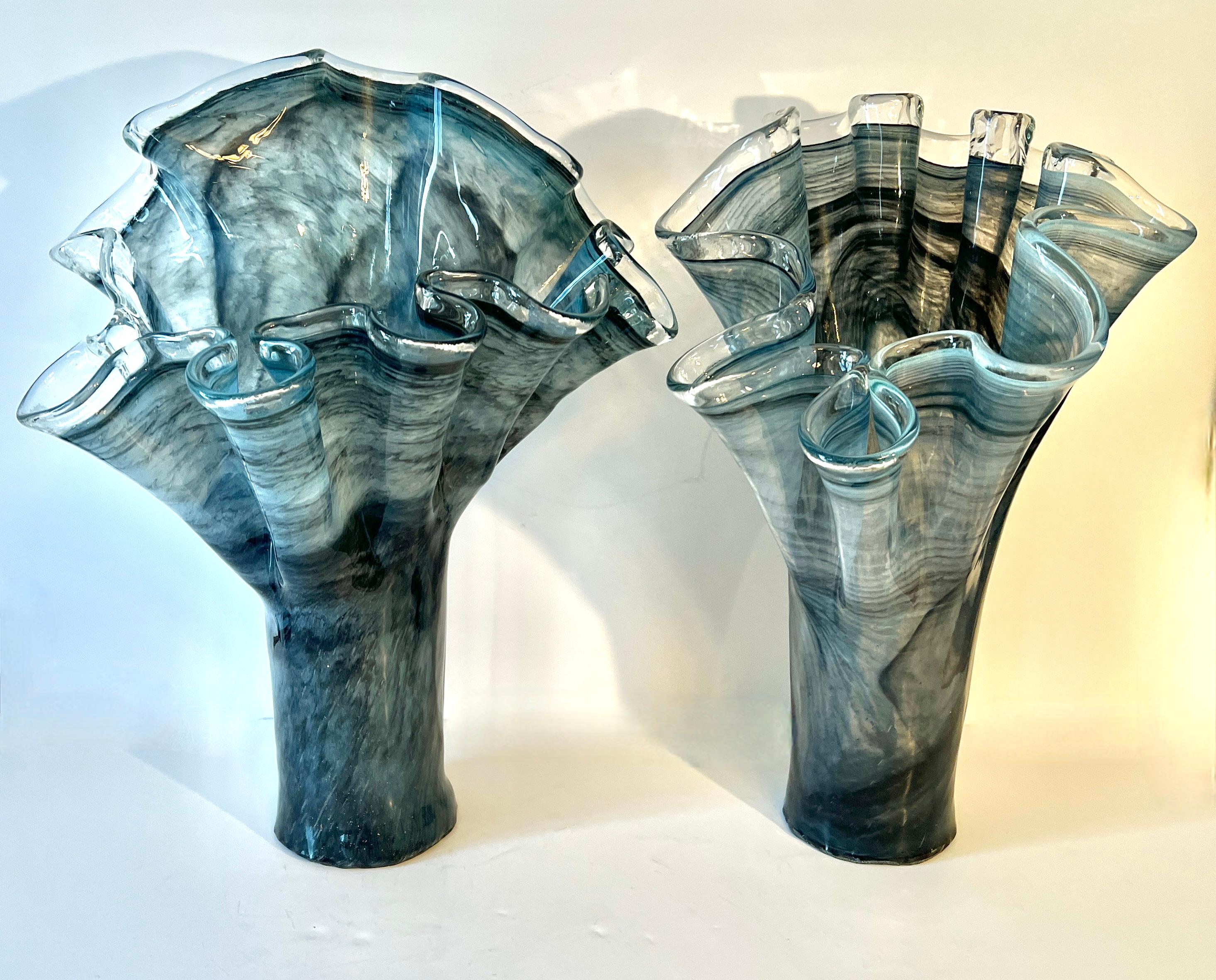 Pareja de jarrones soplados a mano de cristal de Murano italiano gris ahumado de forma libre Moderno de mediados de siglo en venta