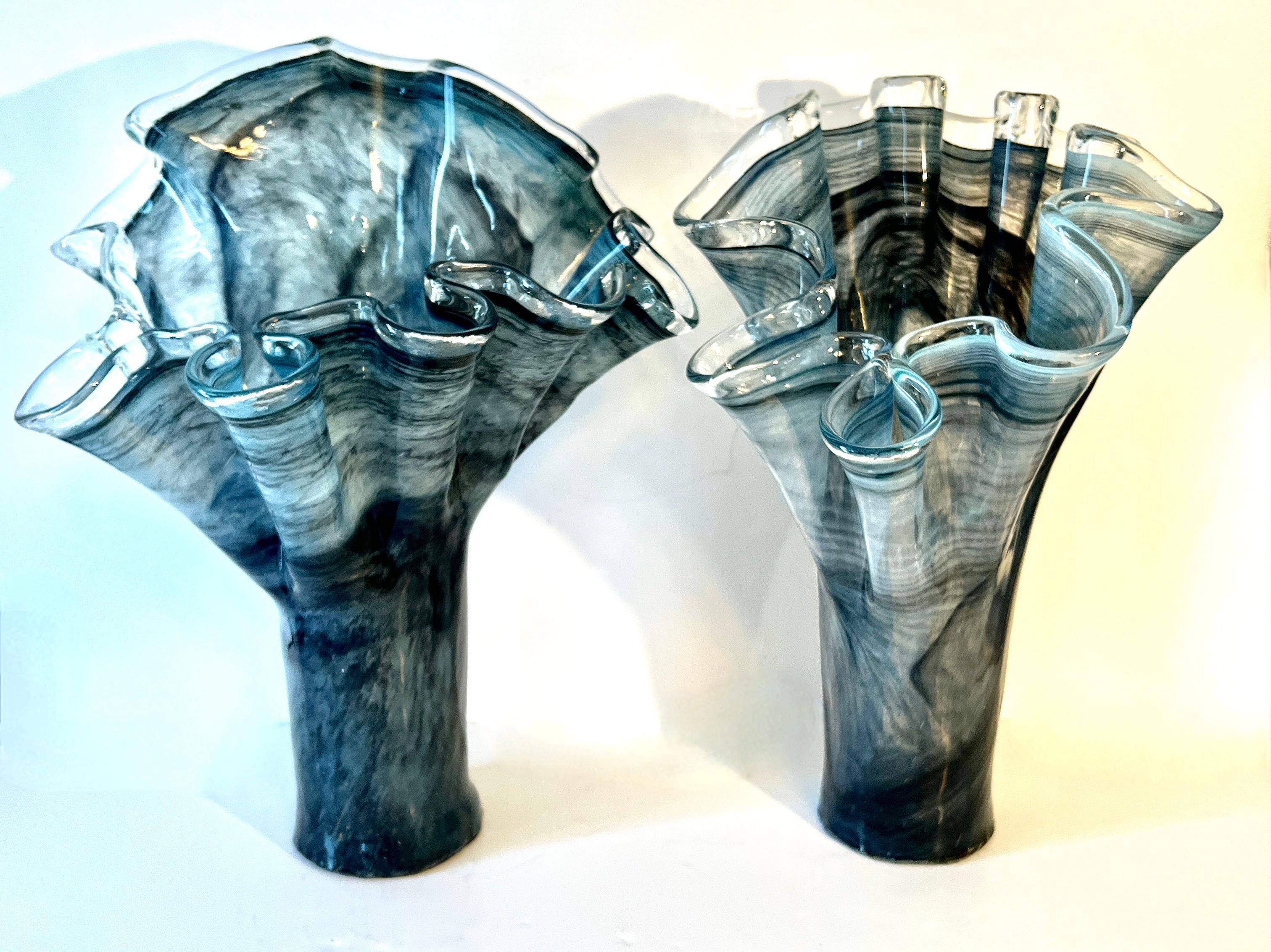 Pareja de jarrones soplados a mano de cristal de Murano italiano gris ahumado de forma libre Italiano en venta