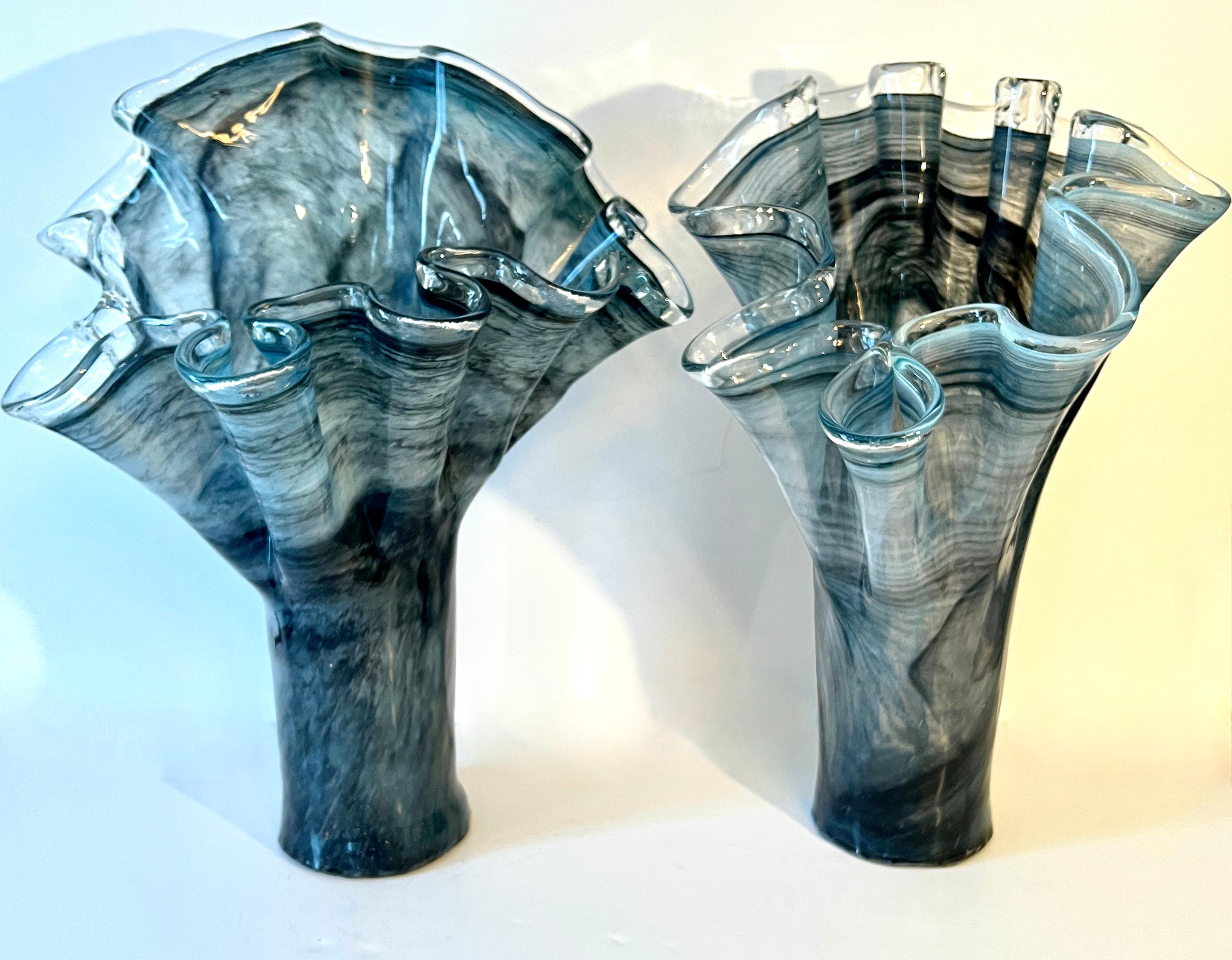 Pareja de jarrones soplados a mano de cristal de Murano italiano gris ahumado de forma libre Hecho a mano en venta