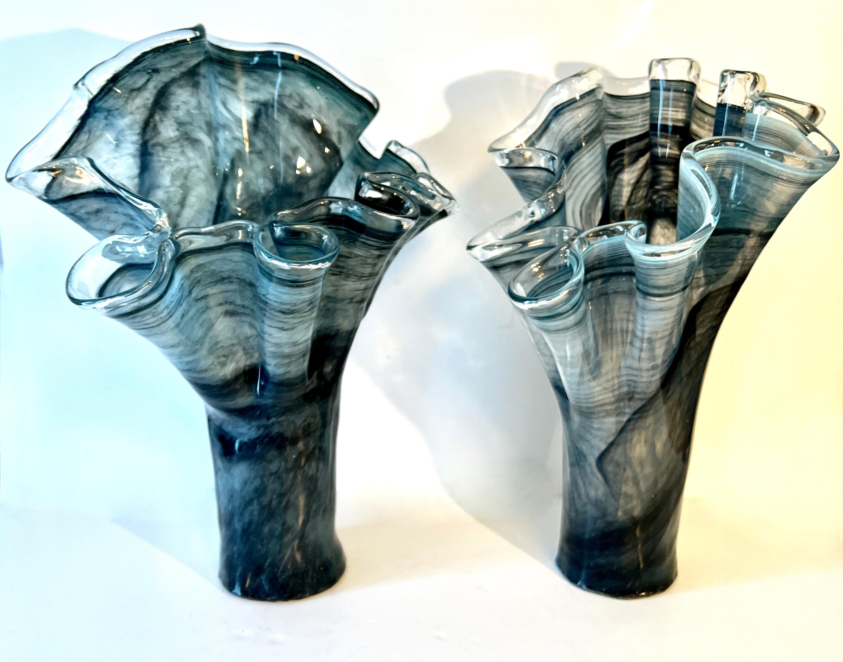 Pareja de jarrones soplados a mano de cristal de Murano italiano gris ahumado de forma libre en Bueno estado para la venta en Los Angeles, CA