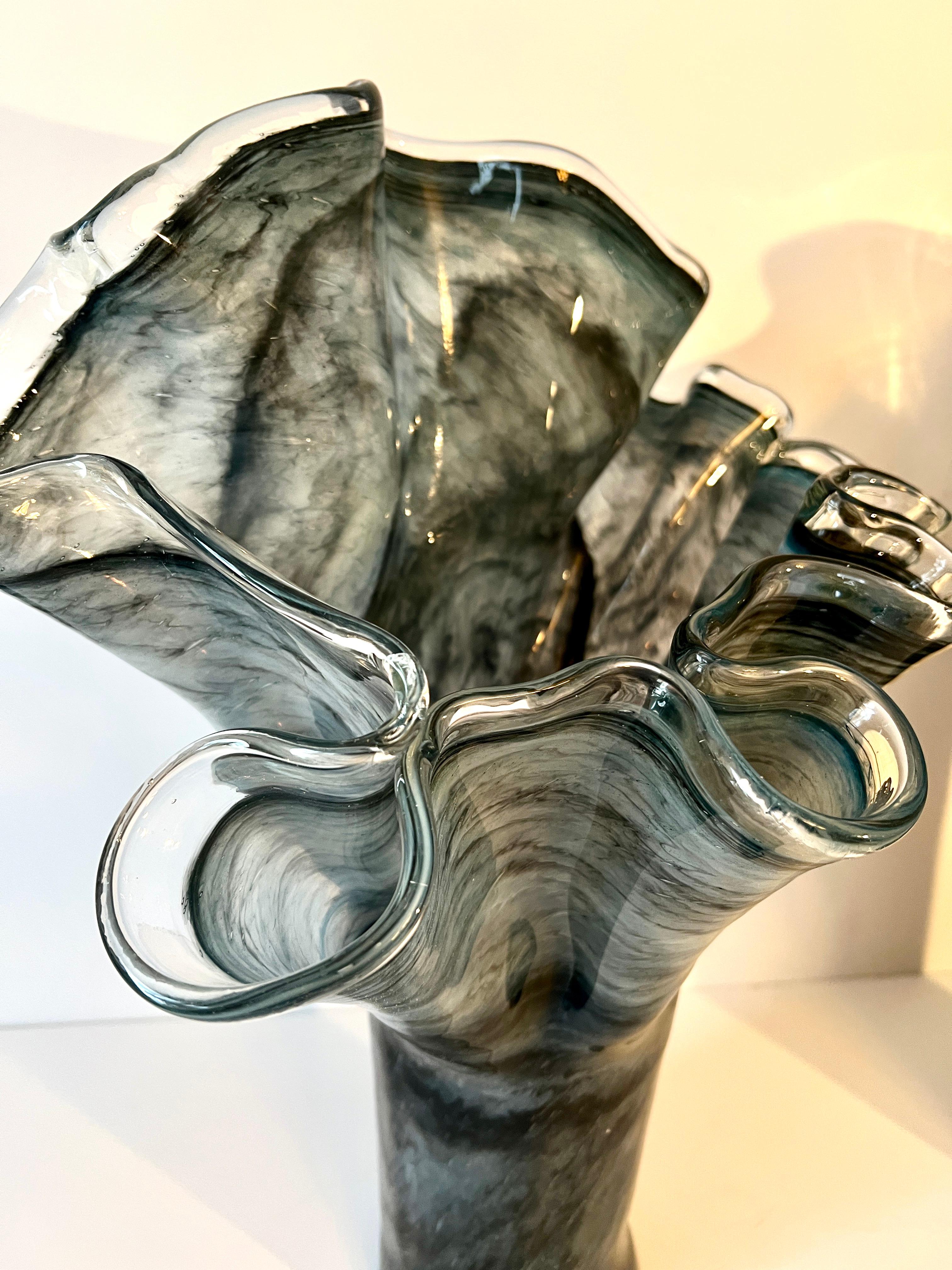 Pareja de jarrones soplados a mano de cristal de Murano italiano gris ahumado de forma libre siglo XX en venta