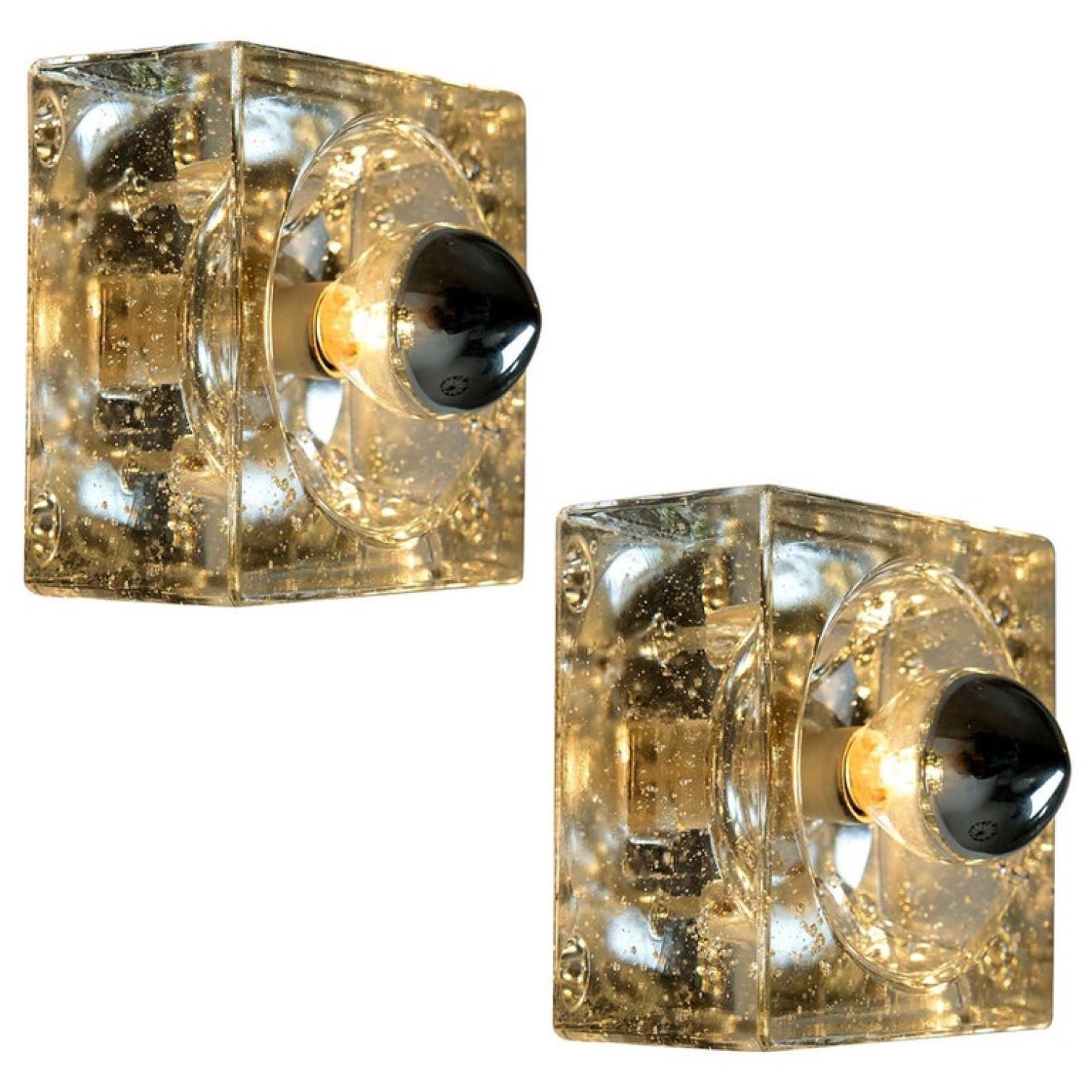 Diese Leuchten sind aus dickem mundgeblasenem Glas auf einer quadratischen silberfarbenen Rückwand gefertigt. Das Glas erzeugt einen schönen Lichteffekt an der Decke, auf dem Tisch oder an der Wand. Jede Lampe hat eine E14-Fassung (max. 25