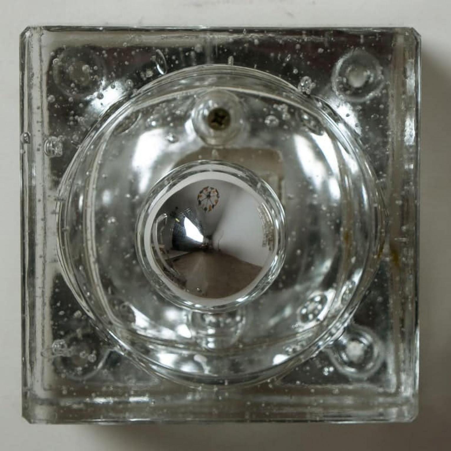 Diese Leuchten sind aus dickem mundgeblasenem Glas auf einer quadratischen, silberfarbenen Rückwand gefertigt. Das Glas erzeugt einen schönen Lichteffekt an der Decke oder der Wand. Jede Lampe hat eine E14-Fassung (max. 25 Watt).

Kann als