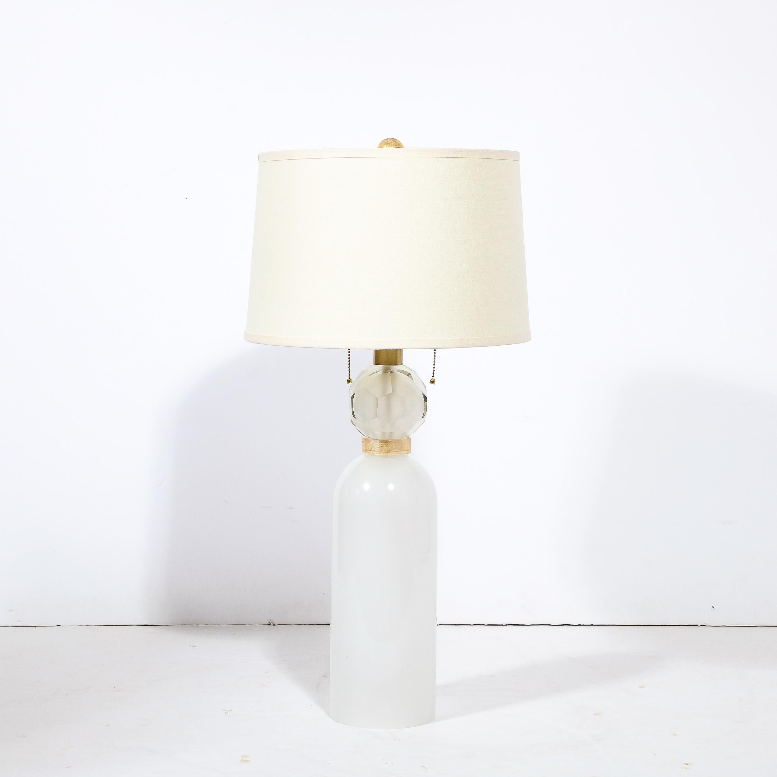 Paar mundgeblasene Lampen aus weiem Muranoglas mit 24-kartigem Goldband-Details (Moderne) im Angebot