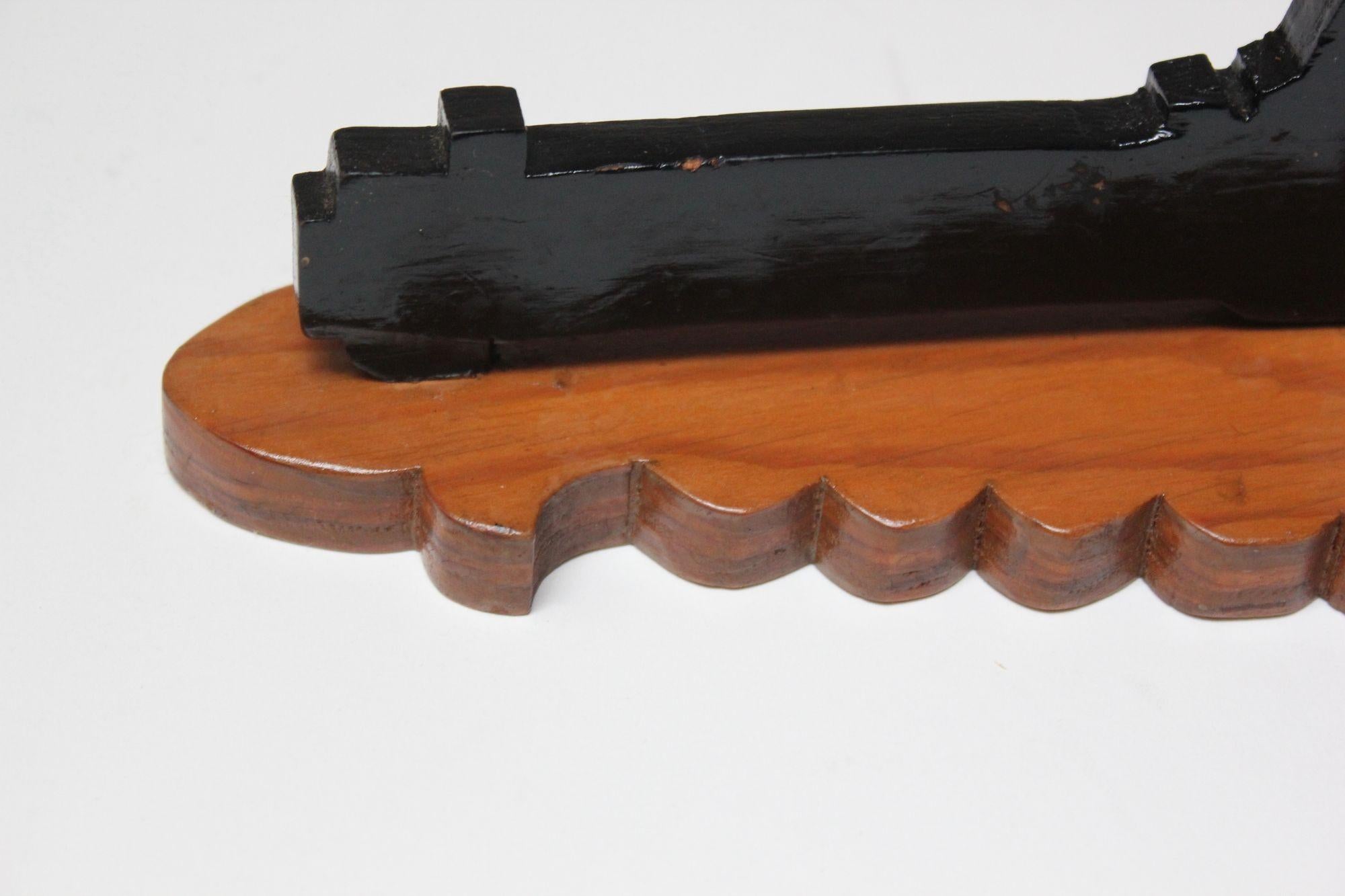 Pair of Hand-Carved and Painted Folk Art Pistol Wall Brackets / Corner Shelves For Sale 5