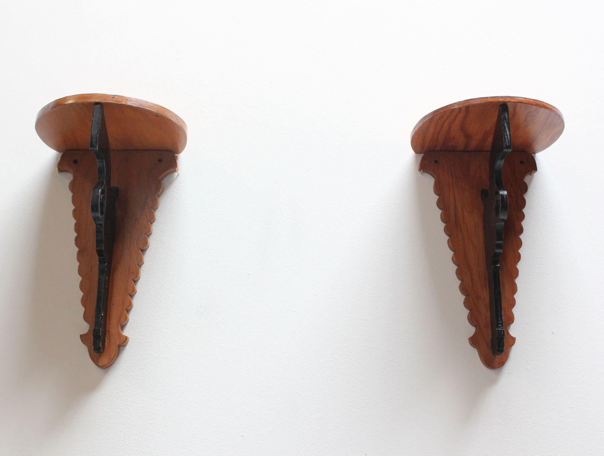 Pair of Hand-Carved and Painted Folk Art Pistol Wall Brackets / Corner Shelves In Good Condition For Sale In Brooklyn, NY