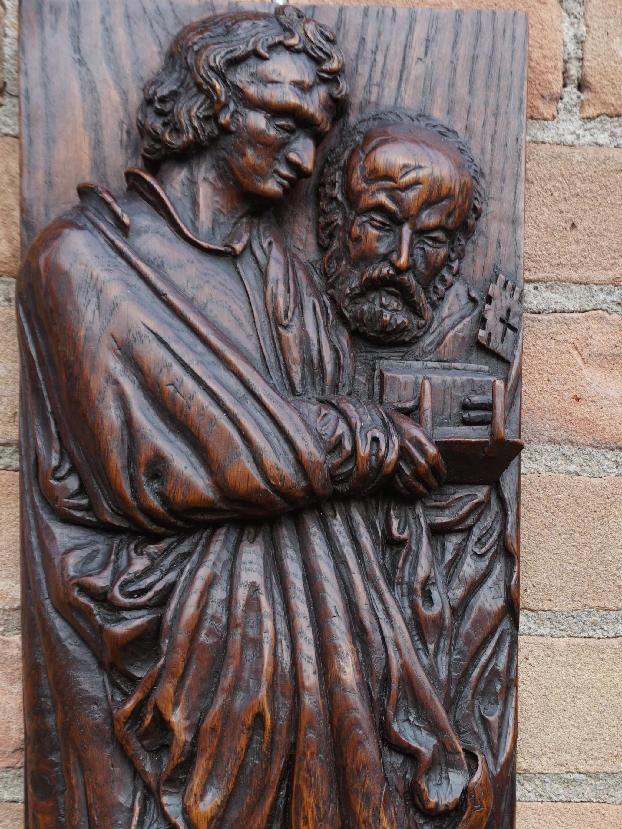Pair of Hand Carved Antique Wall Plaques with Apostles or Clergyman Sculptures In Good Condition In Lisse, NL