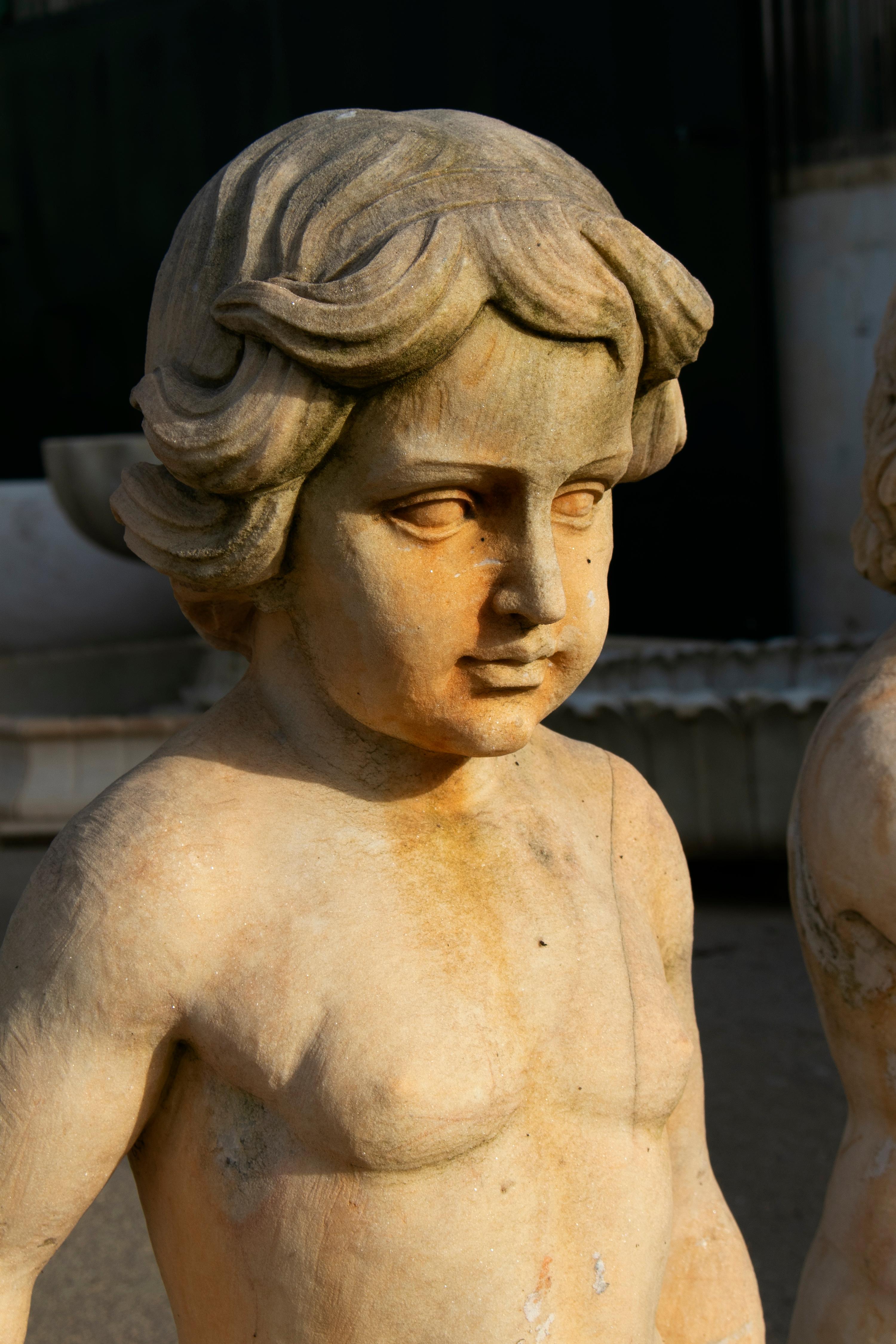 Paire de sculptures de garçons en marbre sculptées à la main qui ont vieilli pour avoir l'air antiques en vente 4