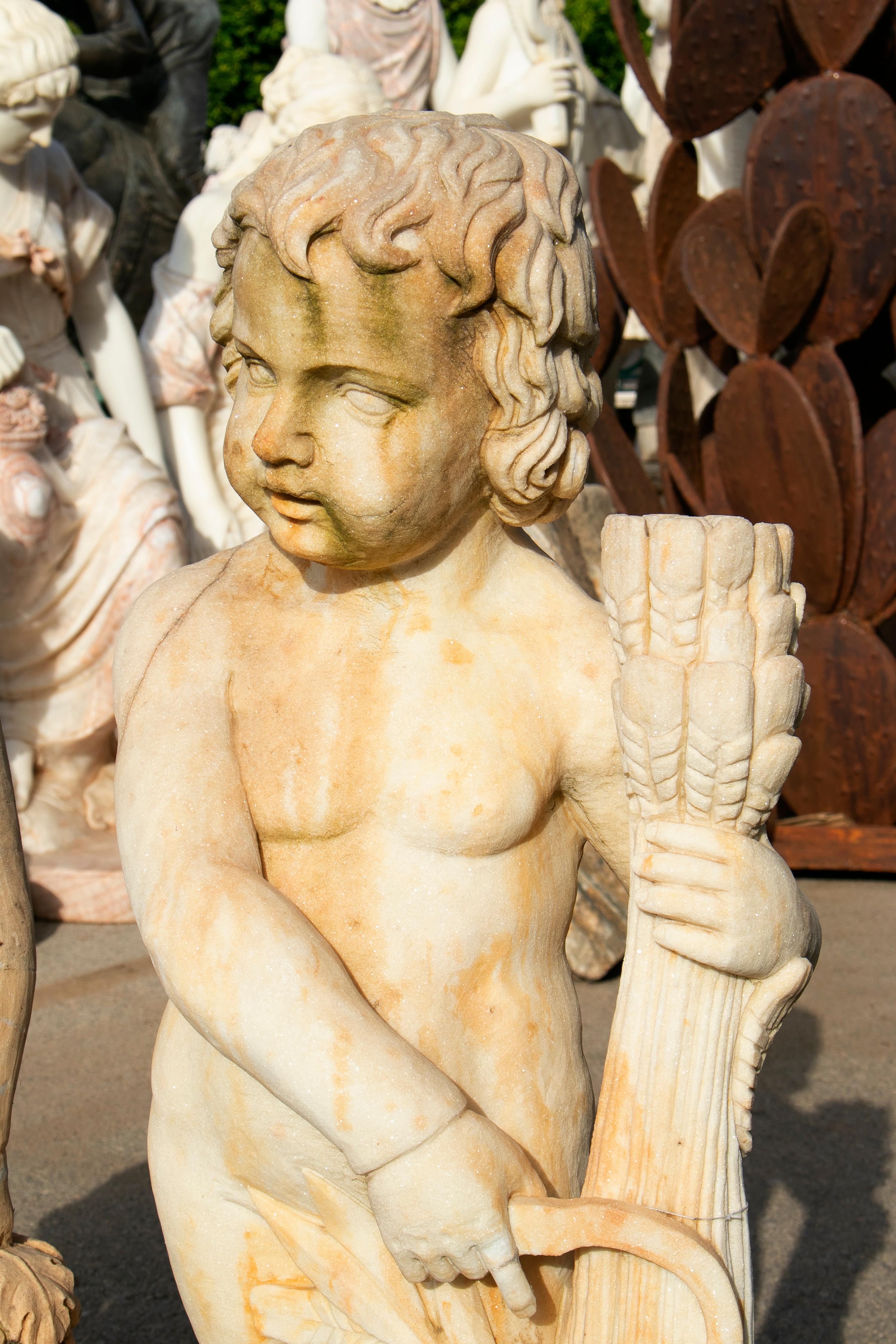 Paire de sculptures de garçons en marbre sculptées à la main qui ont vieilli pour avoir l'air antiques en vente 5