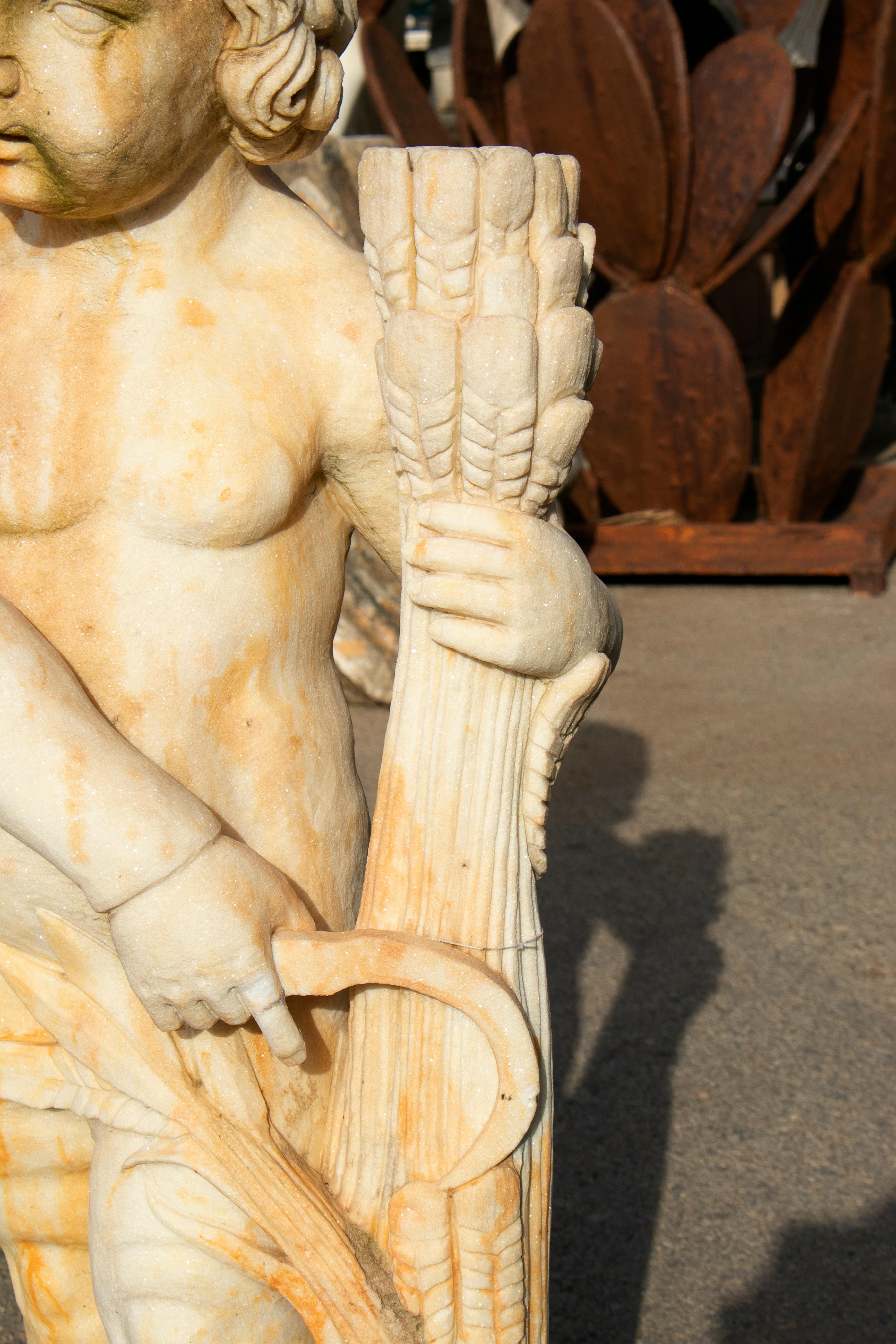 Paire de sculptures de garçons en marbre sculptées à la main qui ont vieilli pour avoir l'air antiques en vente 7