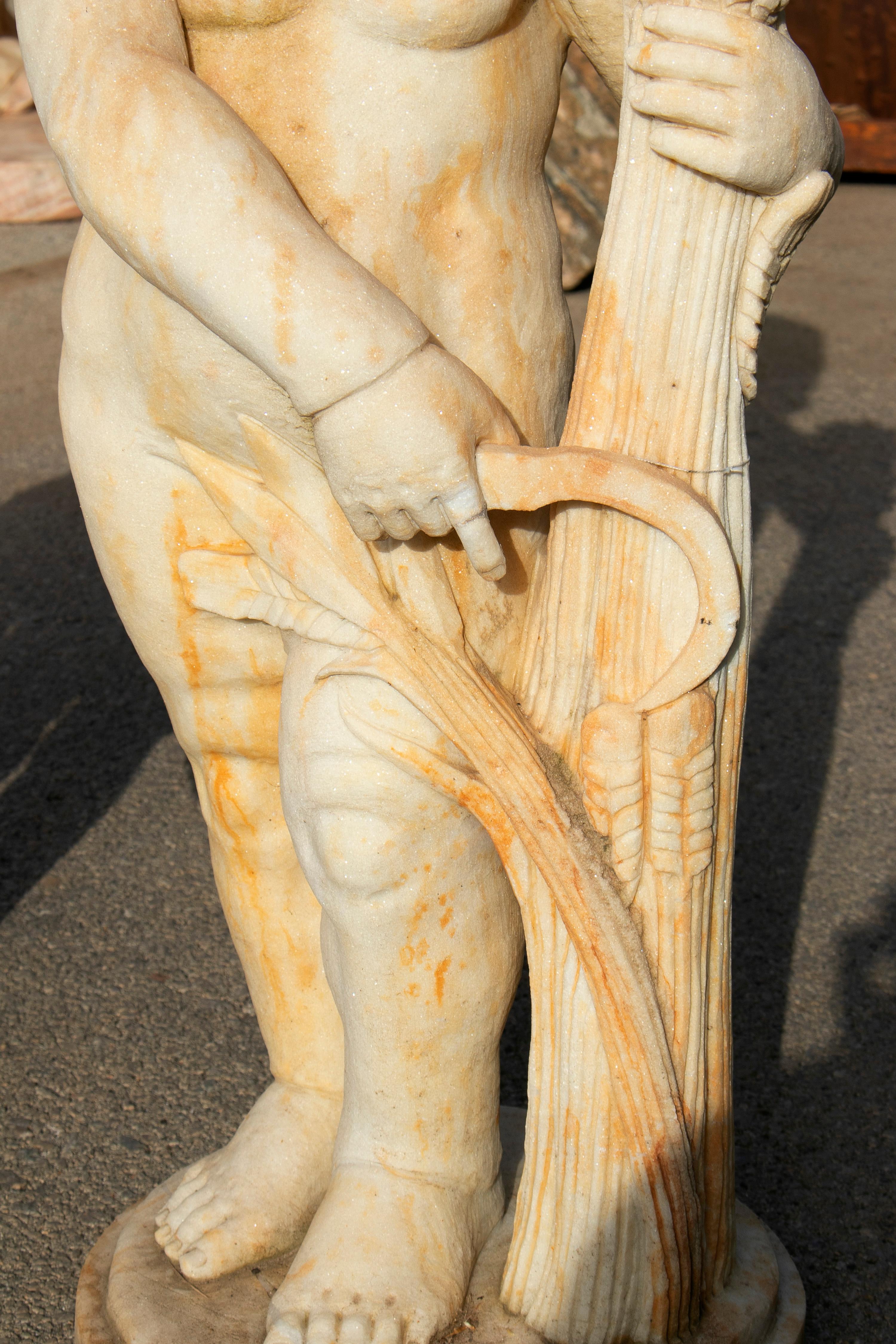 Paire de sculptures de garçons en marbre sculptées à la main qui ont vieilli pour avoir l'air antiques en vente 8