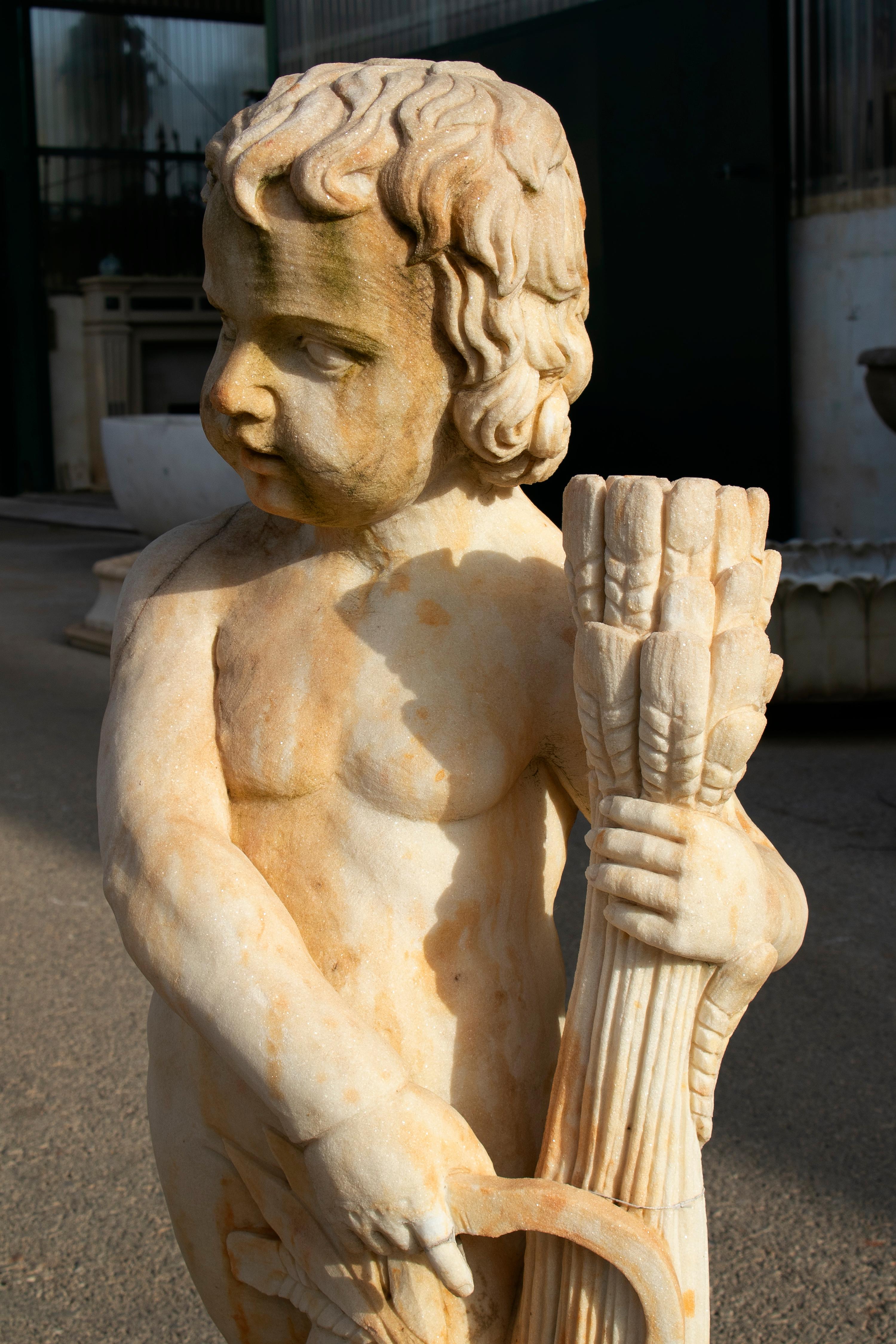 Paire de sculptures de garçons en marbre sculptées à la main qui ont vieilli pour avoir l'air antiques en vente 9