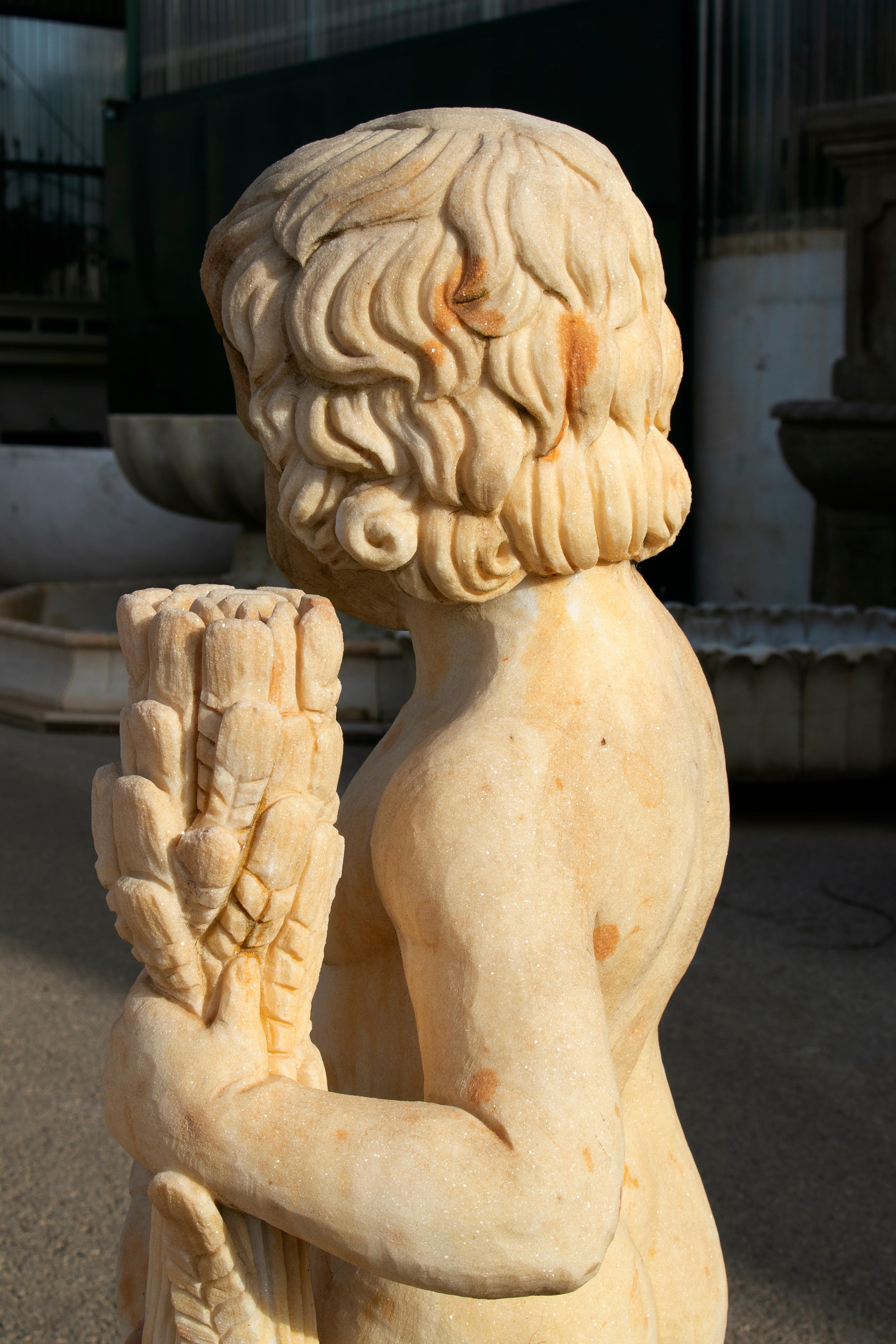 Paire de sculptures de garçons en marbre sculptées à la main qui ont vieilli pour avoir l'air antiques en vente 11