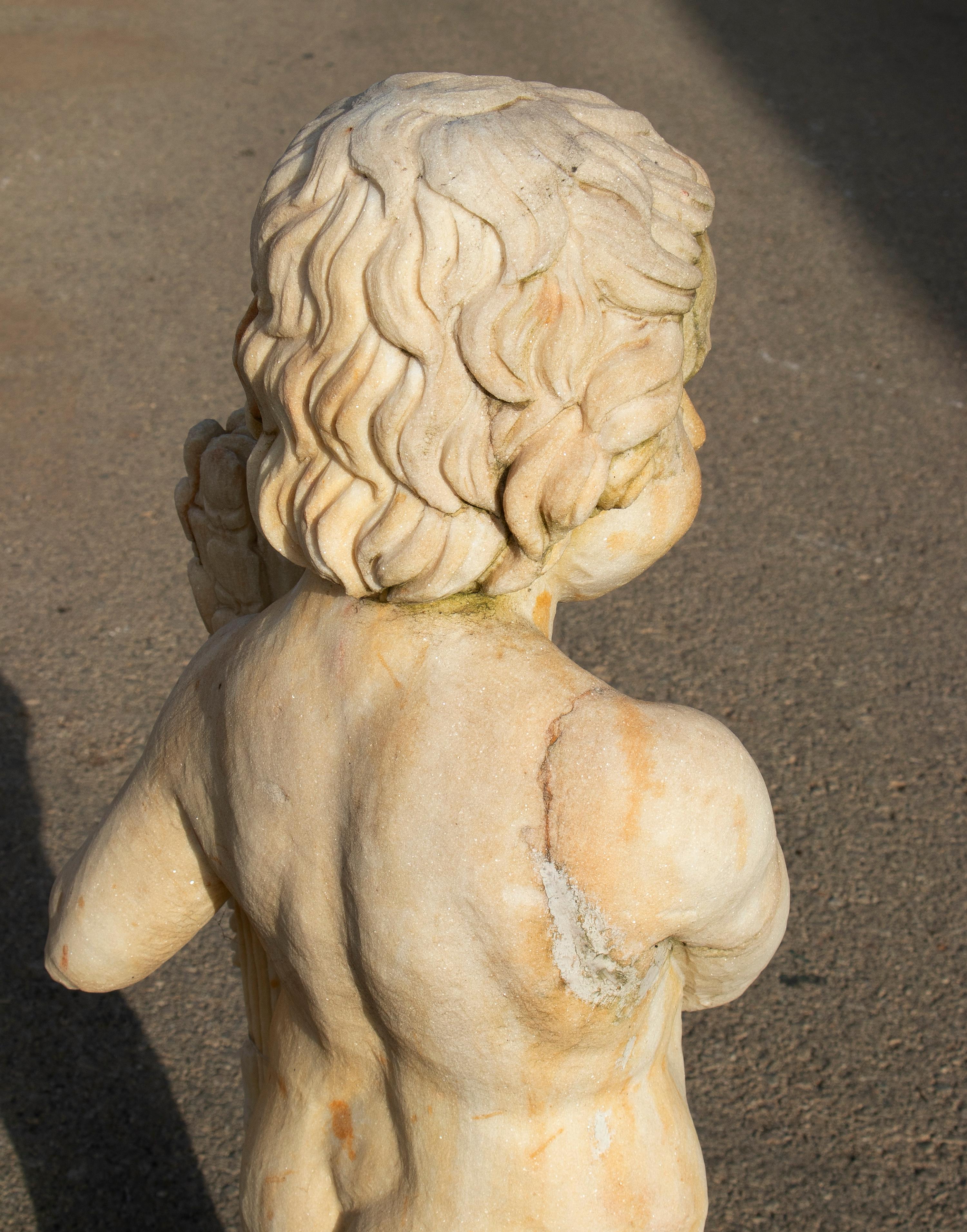 Paire de sculptures de garçons en marbre sculptées à la main qui ont vieilli pour avoir l'air antiques en vente 12